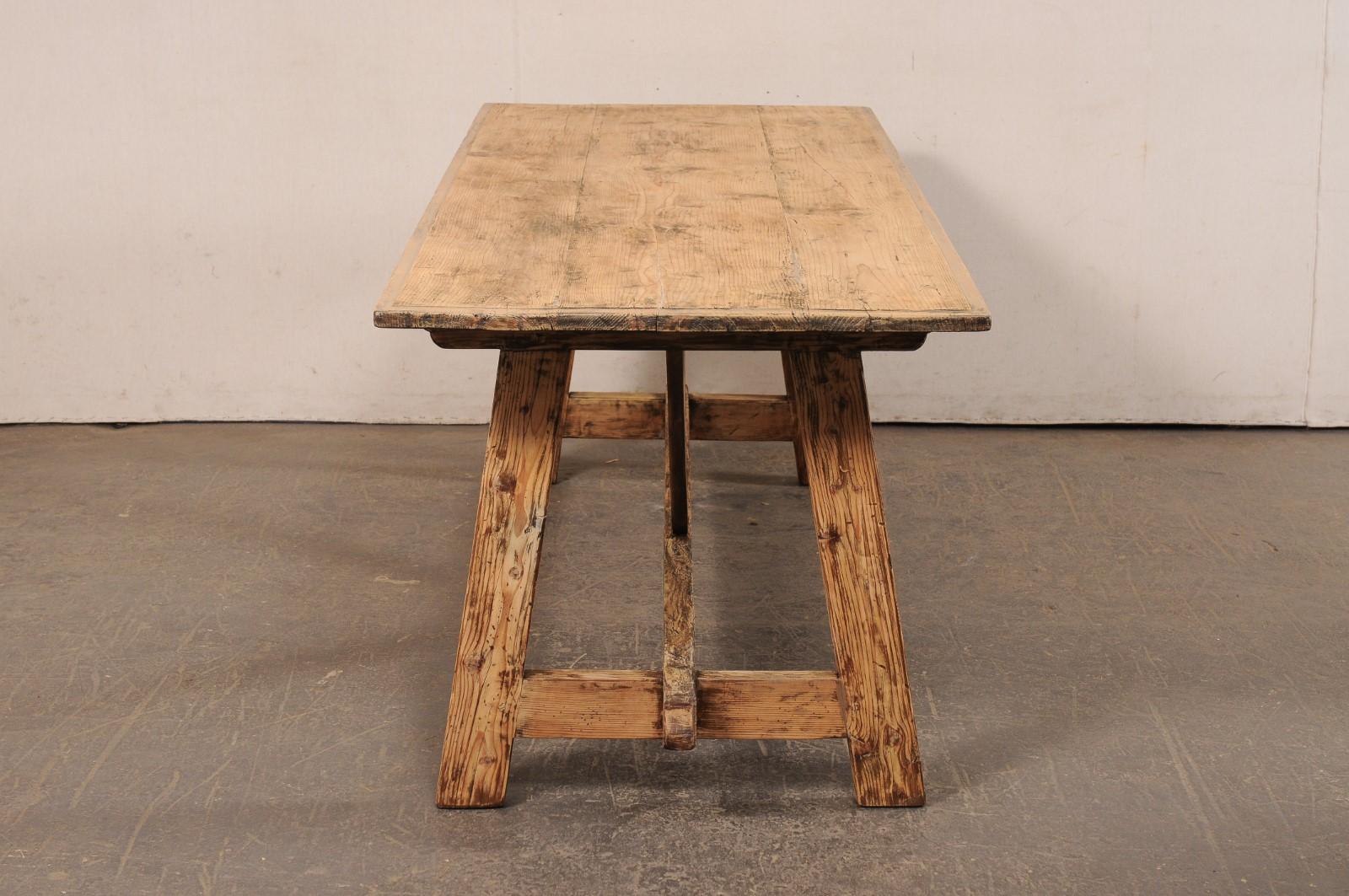 Italienischer Holztisch mit Sawhorse-Beinen aus dem 19. Jahrhundert, 7+ Fuß im Angebot 3