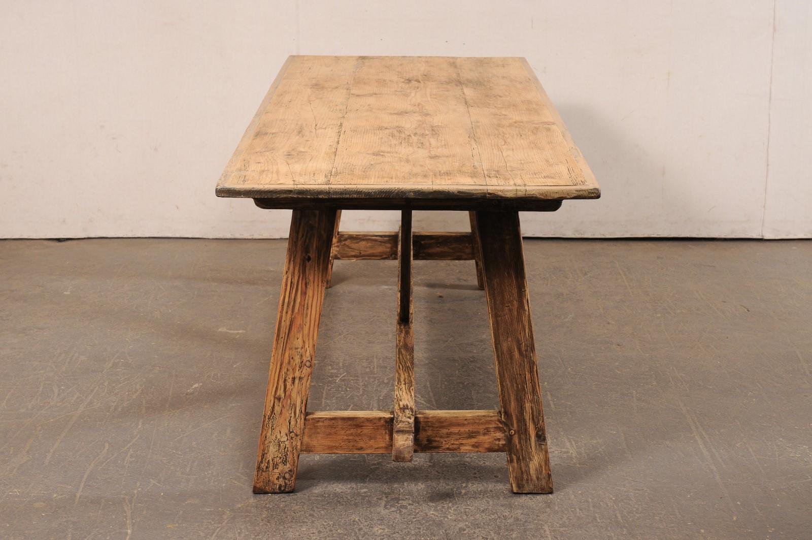 Italienischer Holztisch mit Sawhorse-Beinen aus dem 19. Jahrhundert, 7+ Fuß im Angebot 6