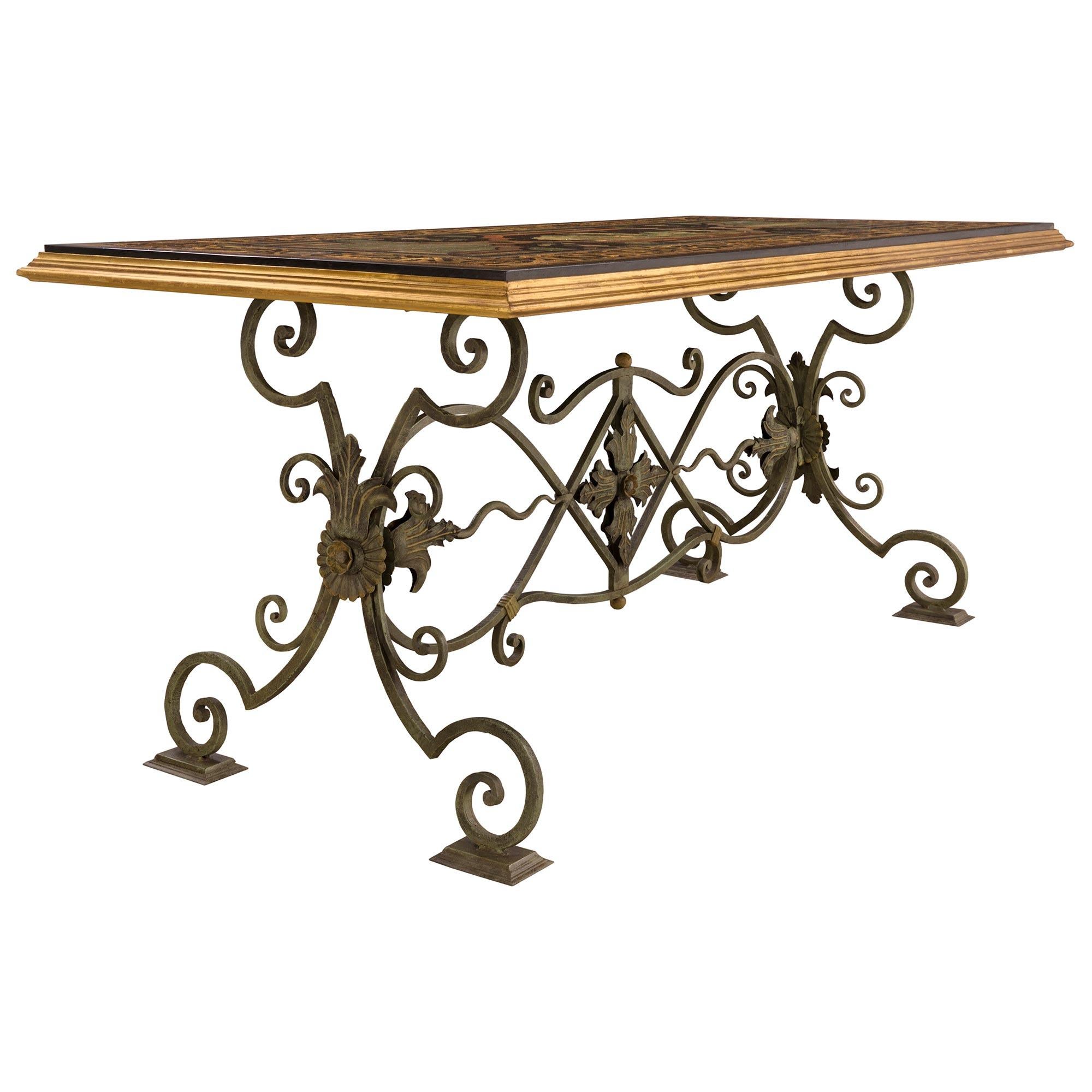 XIXe siècle Table de décoration ou de salle à manger italienne du 19ème siècle en fer forgé, bois doré et Scagliola en vente