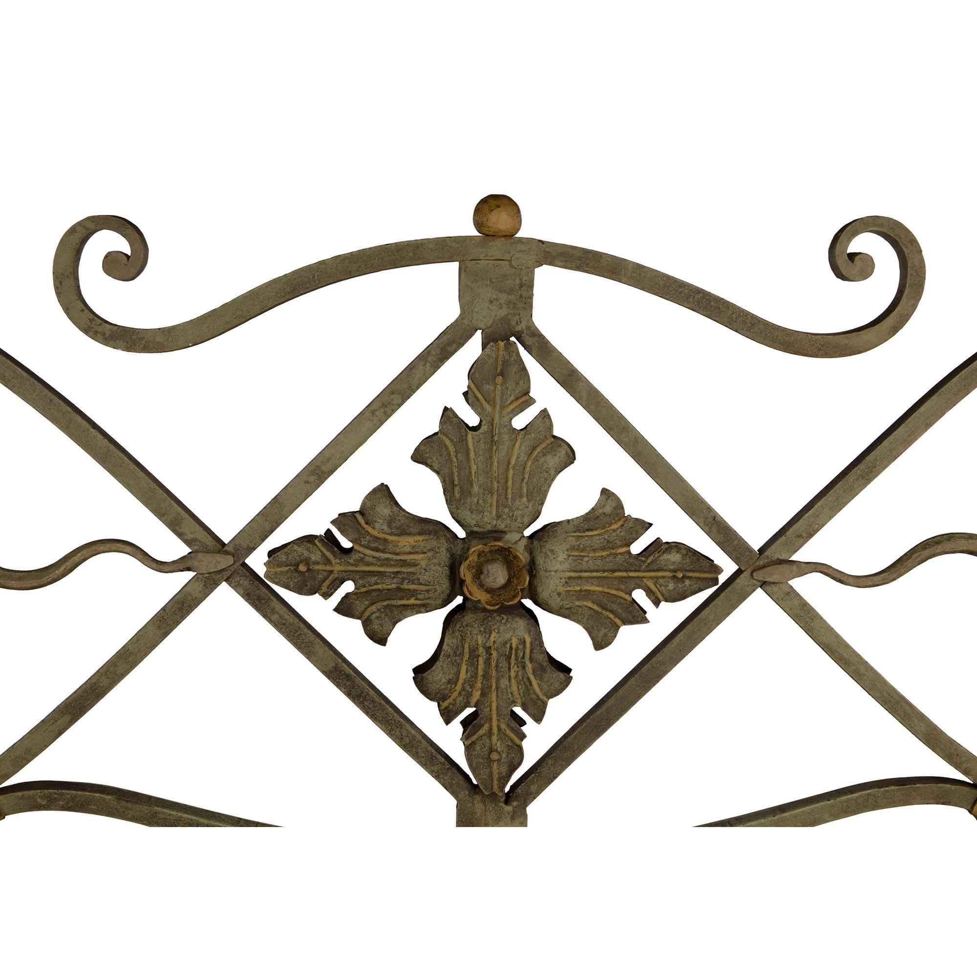 Table de décoration ou de salle à manger italienne du 19ème siècle en fer forgé, bois doré et Scagliola en vente 1