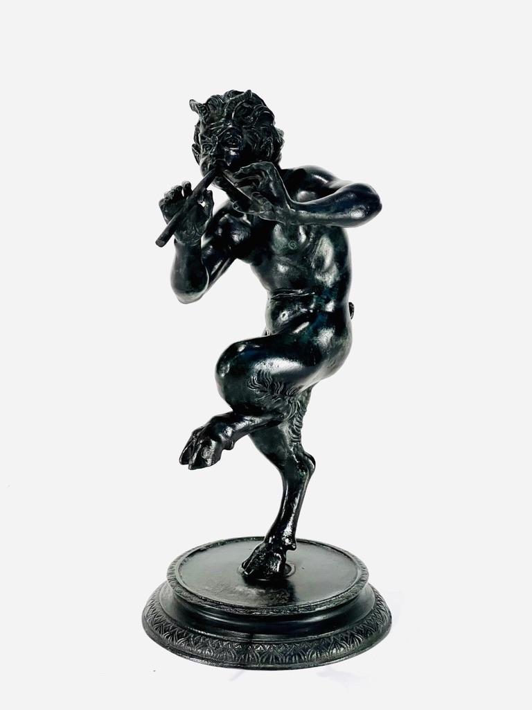 Incroyable FAUNO en bronze fabriqué en Italie vers 1850 jouant des flûtes.