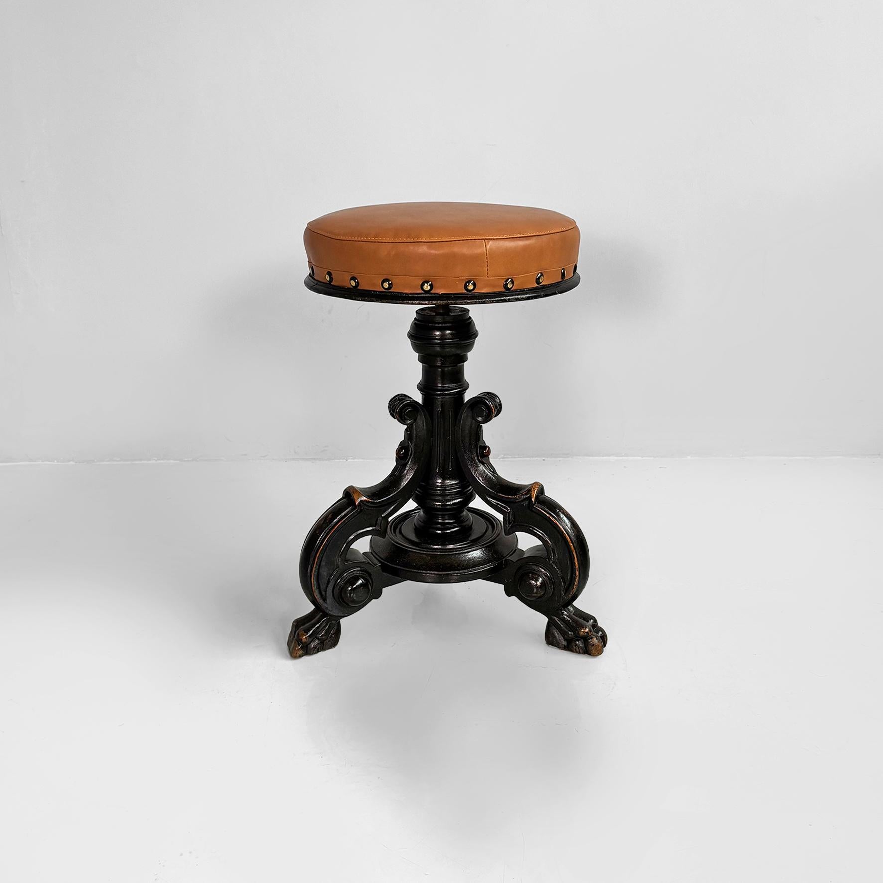 Italian 19th style table stool in wood and brown leather, 1930s
Table stool with round seat, padded and upholstered in brown leather with round studs along the edge. The base consists of three finely crafted dark wood legs. The seat is