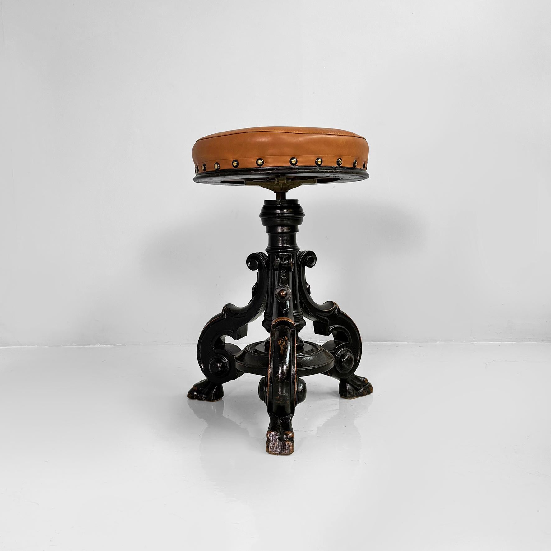 Italian 19th style table stool in wood and brown leather, 1930s In Good Condition For Sale In MIlano, IT