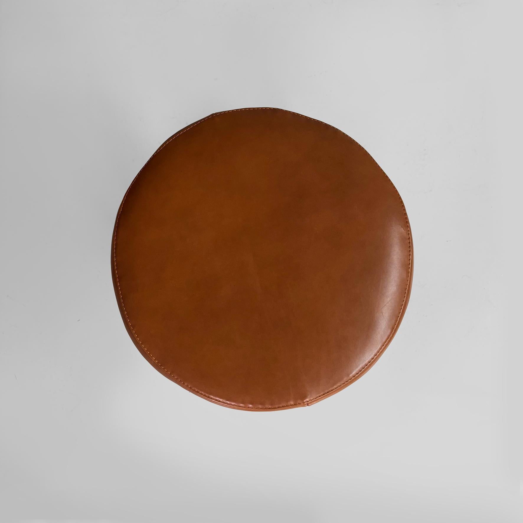Leather Italian 19th style table stool in wood and brown leather, 1930s For Sale