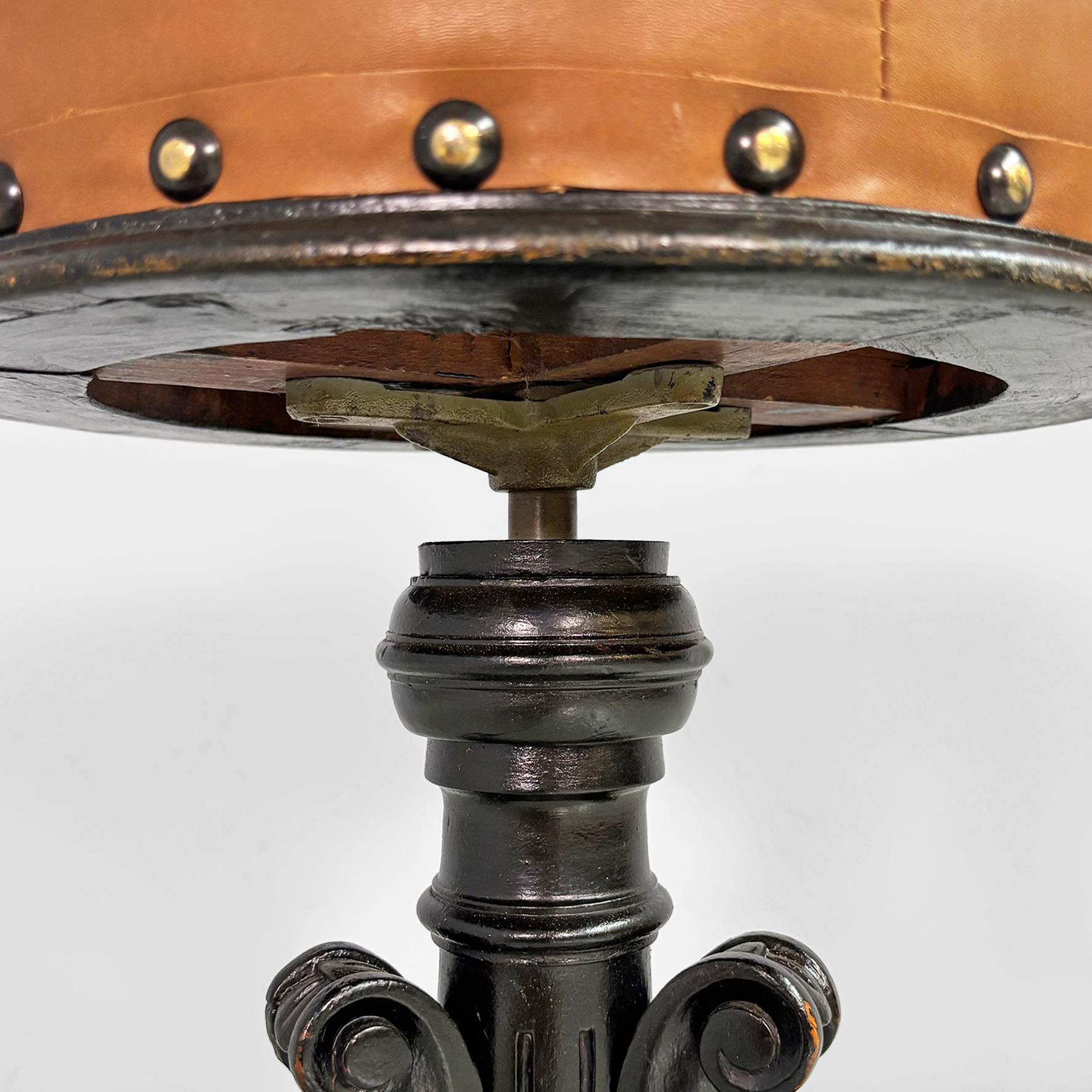 Italian 19th style table stool in wood and brown leather, 1930s For Sale 2