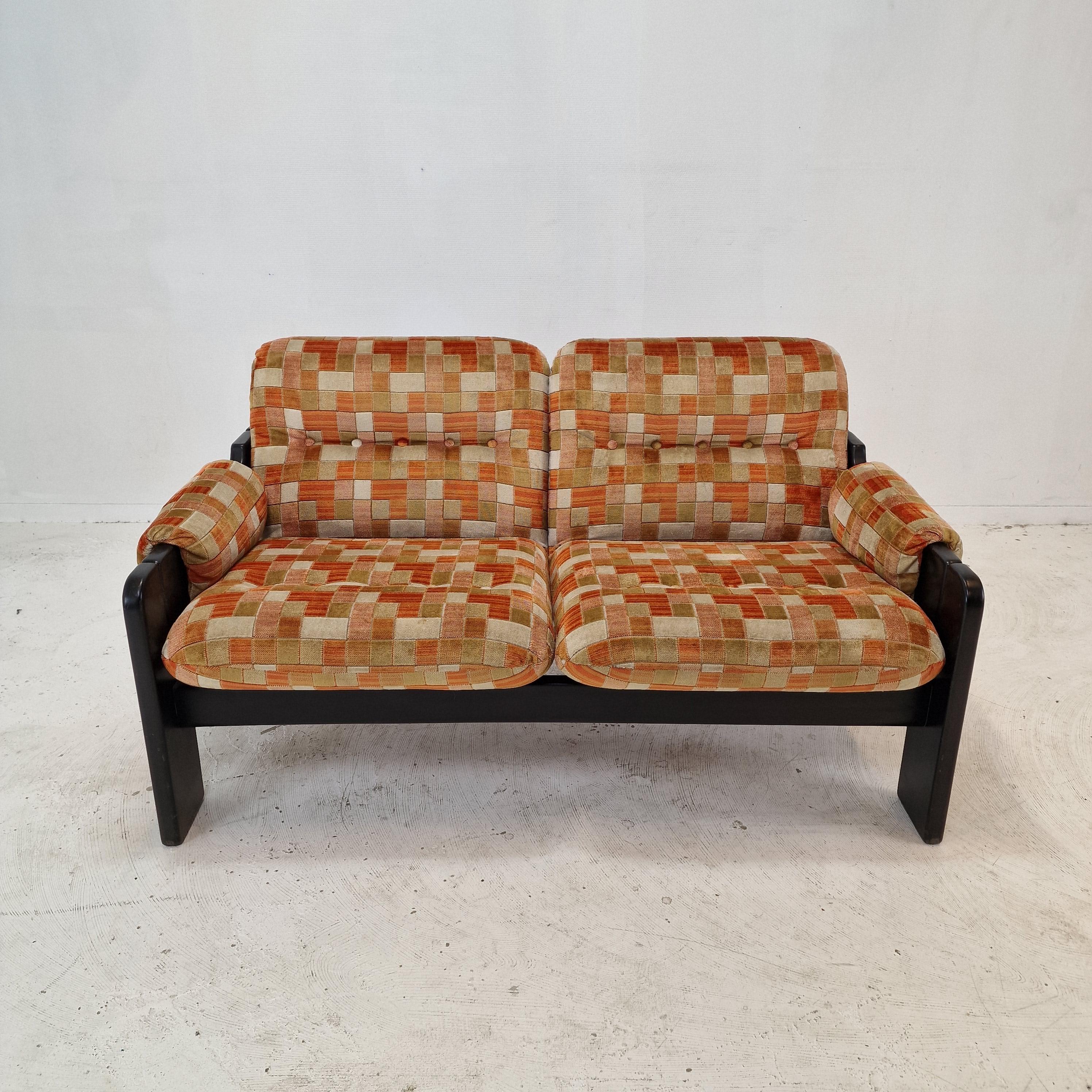 Wunderschönes und bequemes 2-Sitzer-Sofa, hergestellt in Italien in den 1980er Jahren. 

Sehr solide schwarze Holzstruktur.
Erstaunlicher mehrfarbiger Stoff.

Wir arbeiten mit professionellen Packern und Spediteuren zusammen und können weltweit in 5