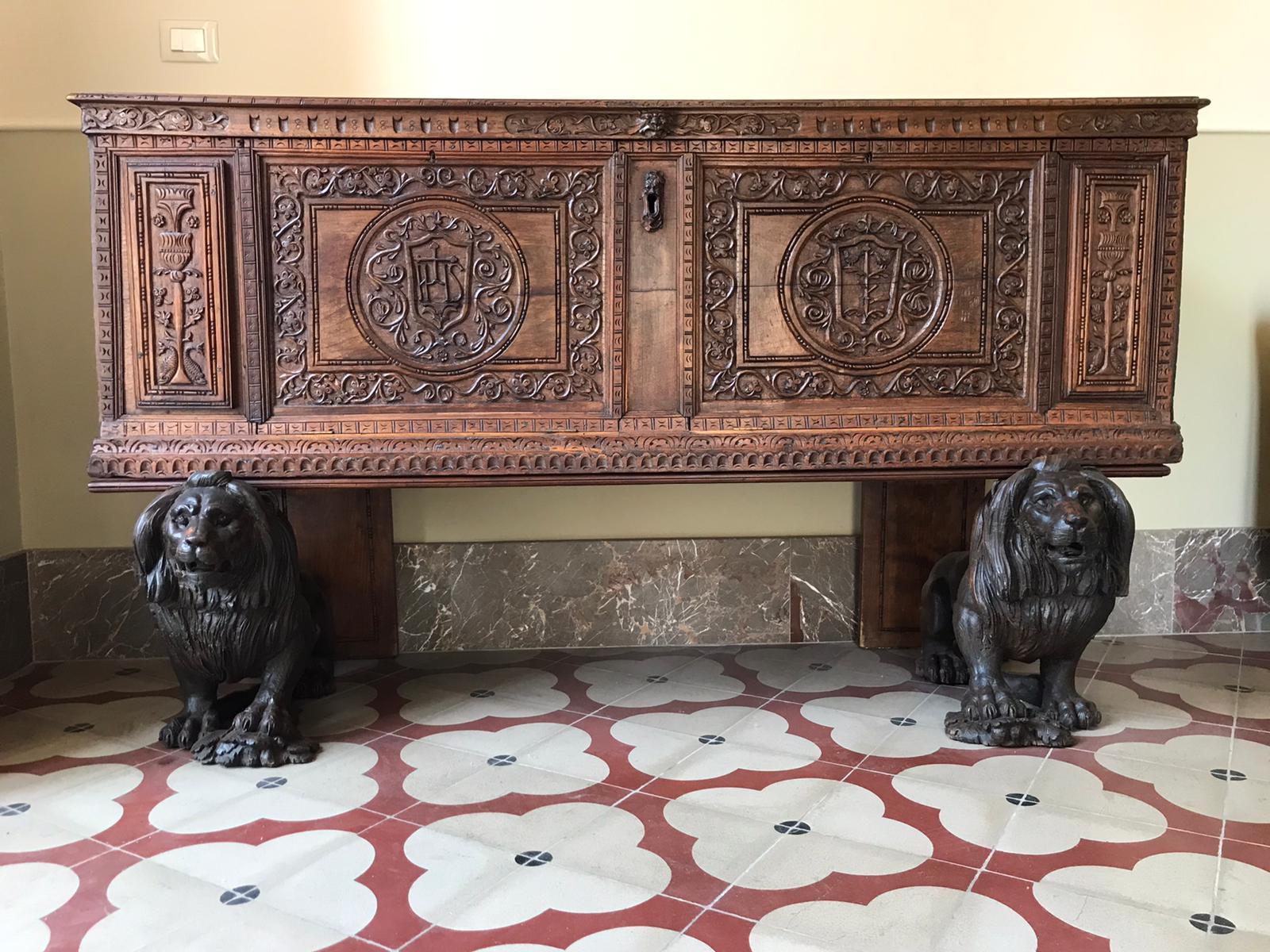 Eine italienische Kommode im Stil des Barock des 20. Jahrhunderts aus geschnitztem Nussbaumholz mit Cassone-Figuren. Die kunstvoll geschnitzte Truhe wird von zwei Löwen getragen.
 CIRCA um 1900.