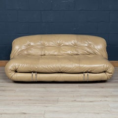 Italienisches Leders Sofa „Soriana“ aus dem 20. Jahrhundert in Beige von Tobia Scarpa für Cassina