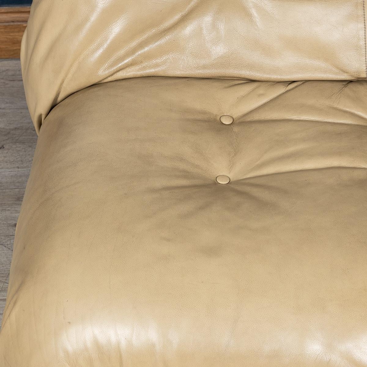 Italienisches Leders Sofa „Soriana“ aus dem 20. Jahrhundert in Beige von Tobia Scarpa für Cassina im Angebot 2