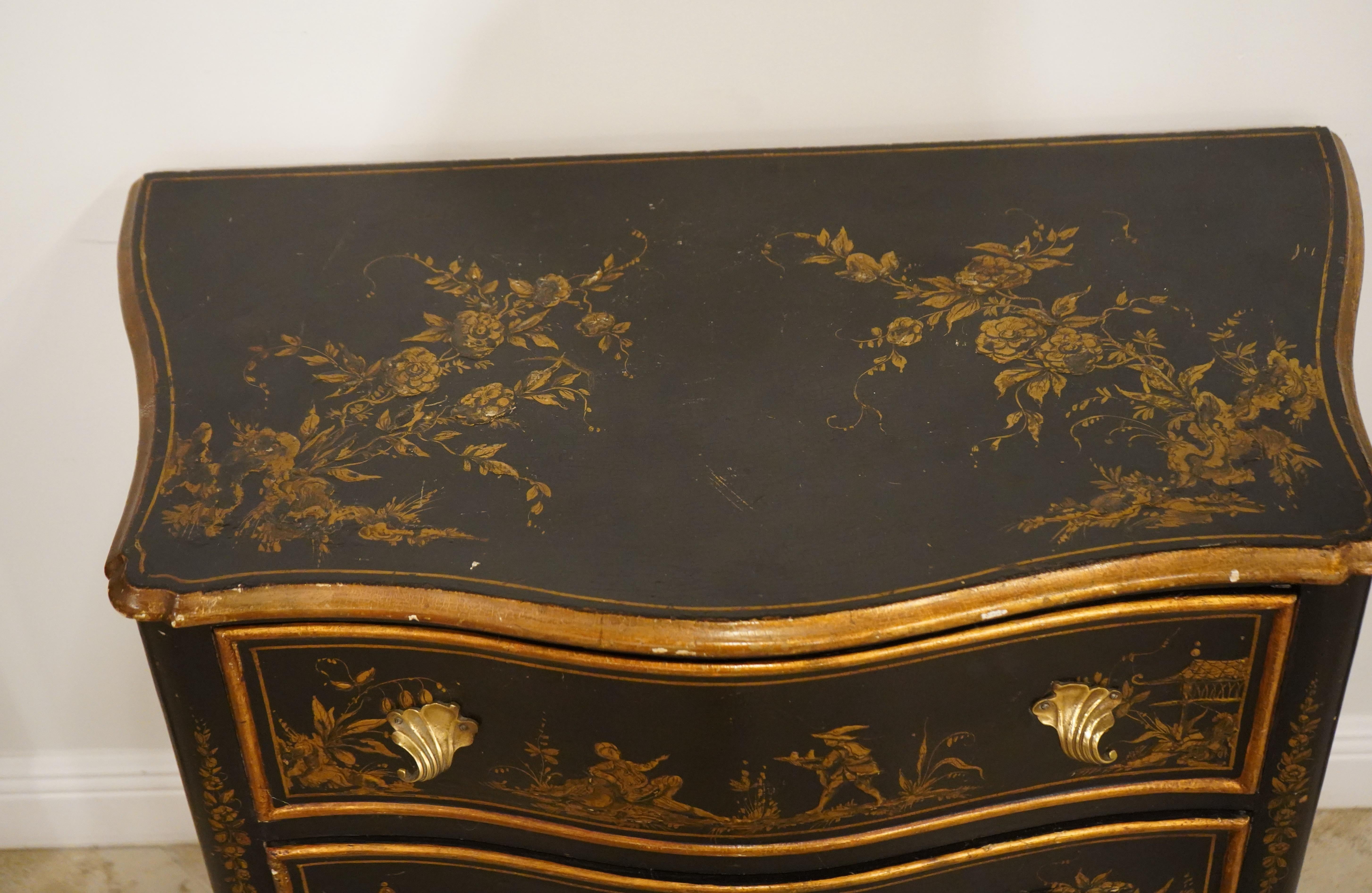 Commode italienne du 20e siècle à deux tiroirs, décorée à la Chinoiserie

Utilisé, Bon état, Voir toutes les photos pour les détails les plus précis sur l'état et l'apparence.

Dimensions : 33 1/2 pouces de largeur x 18 1/2 pouces de profondeur x 31