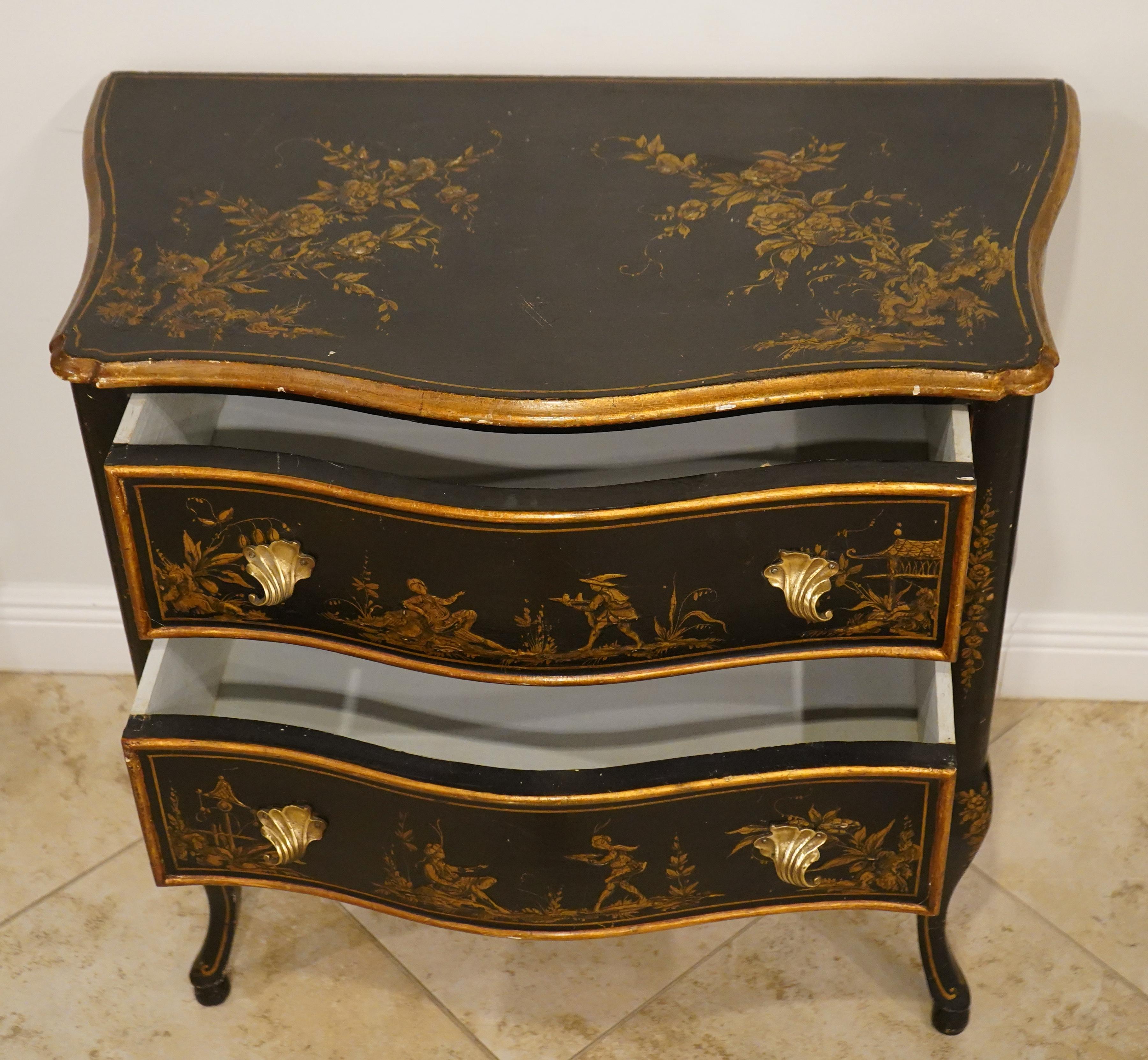 Chinoiseries Commode italienne du 20e siècle à deux tiroirs, décorée à la Chinoiserie en vente