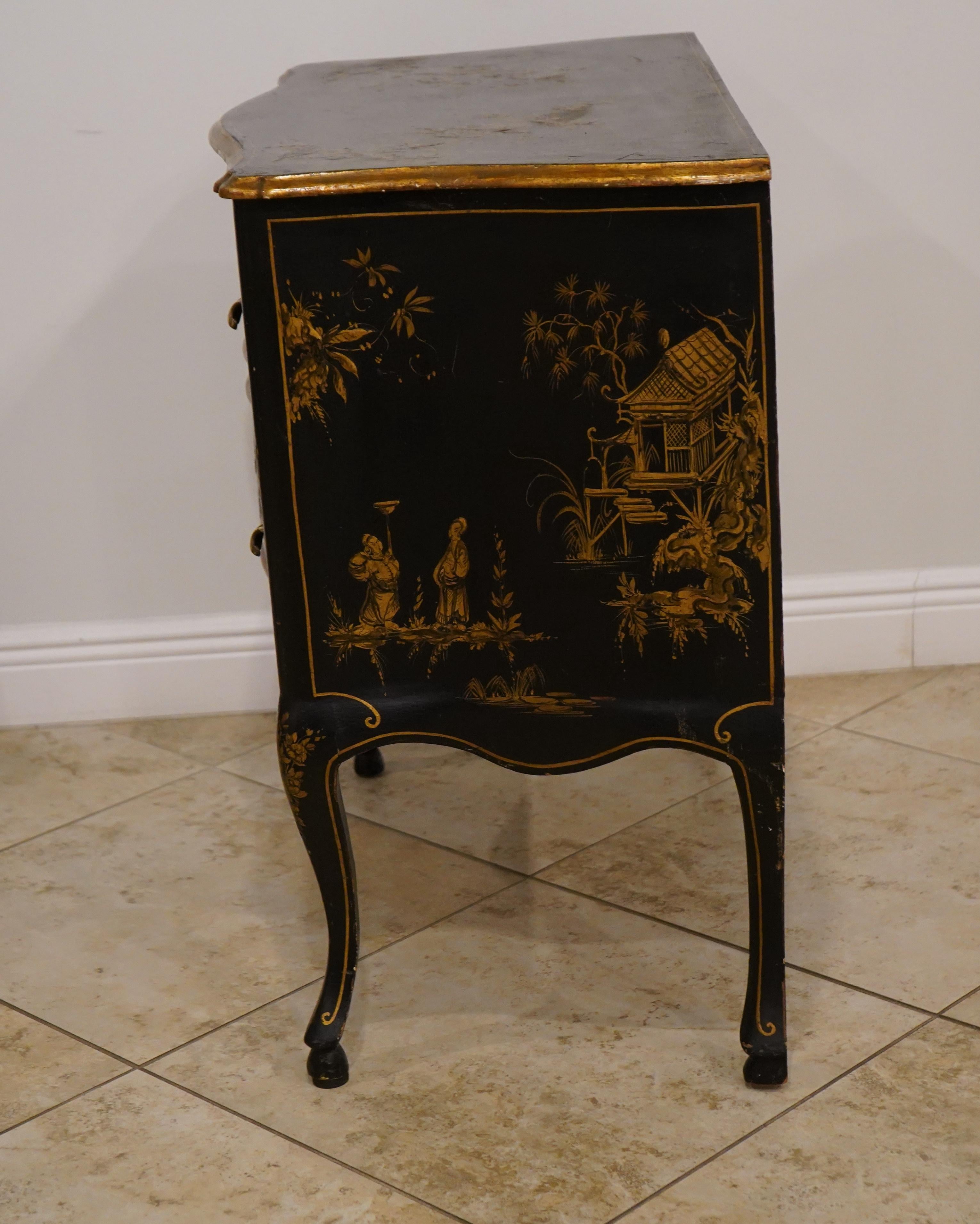 Bois Commode italienne du 20e siècle à deux tiroirs, décorée à la Chinoiserie en vente