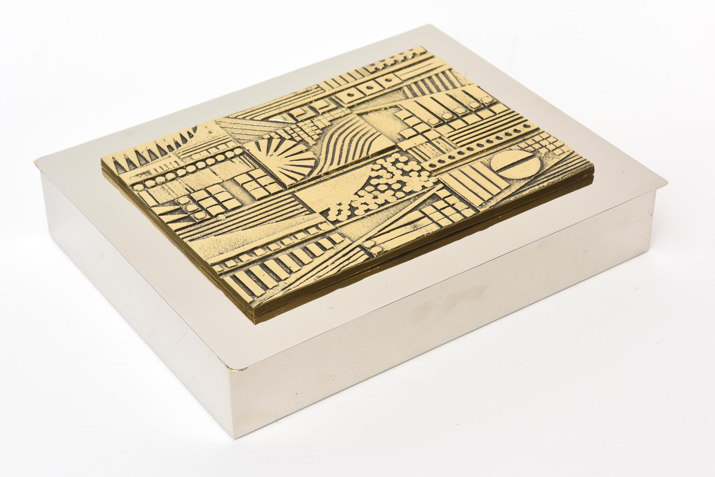 Diese atemberaubende und skulpturale monumentale, wunderschön gefertigte italienische Kiste mit Scharnier ist signiert und gestempelt Linea Ble Roma. Sie stammt aus dem 20. Jahrhundert und besteht aus Chrom, Messingbronze und einem schwarzen