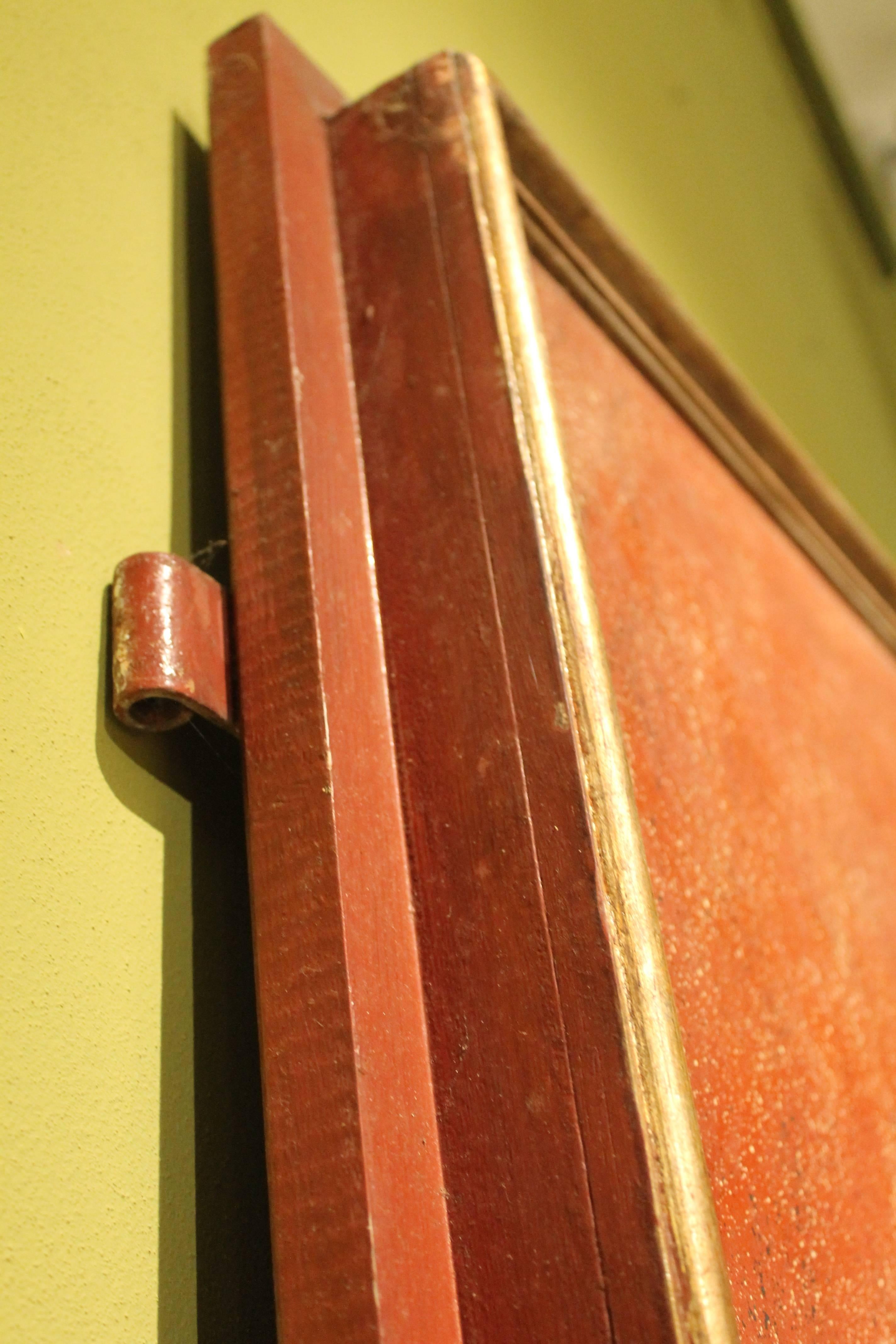 Italienische Holztüren des 20. Jahrhunderts aus lackiertem Porphyr und vergoldetem Holz in Kunstrot im Angebot 1