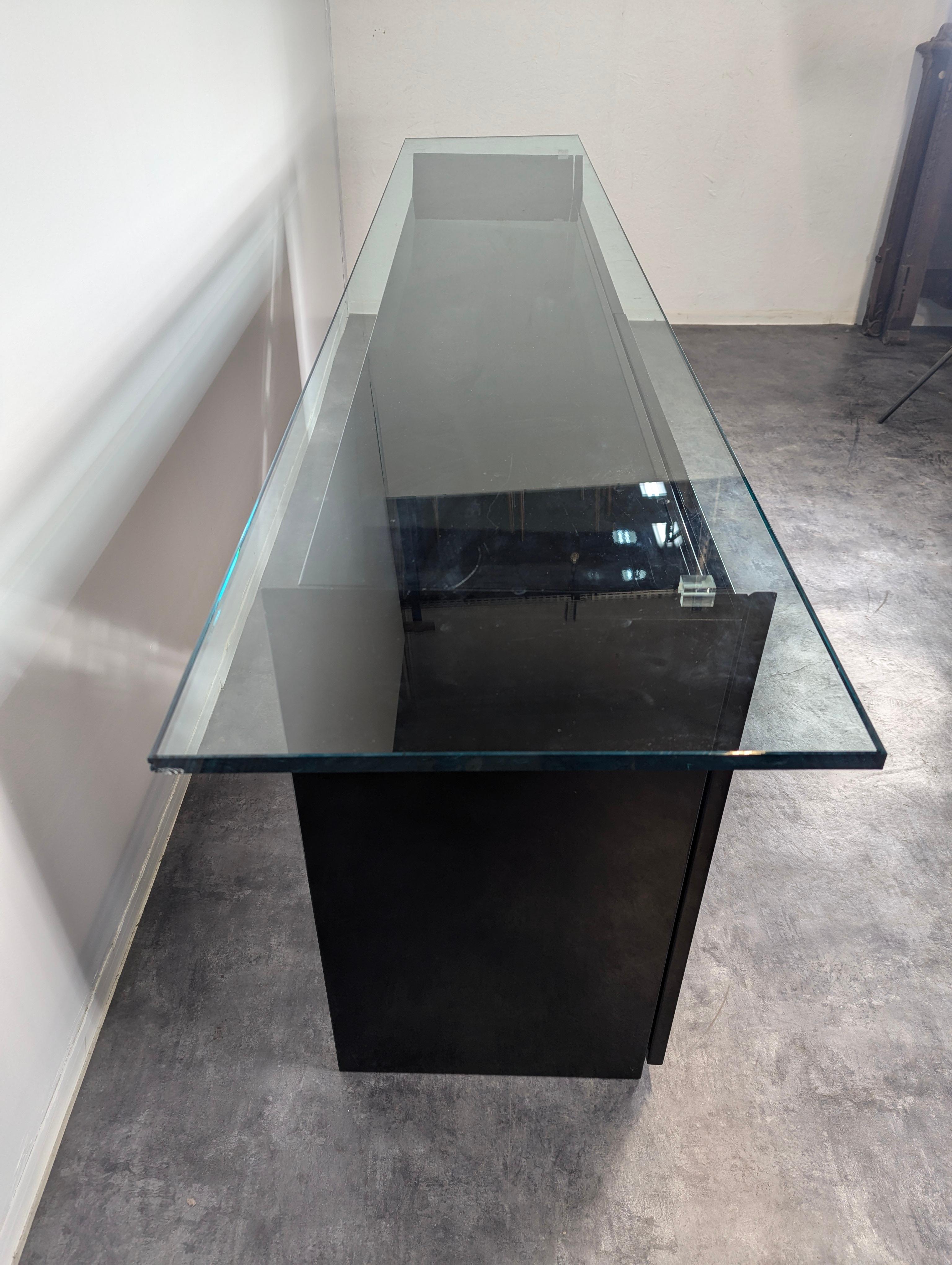 Aparador italiano de mediados del siglo XX de cristal y lacado de Luigi Gorgoni en venta 1