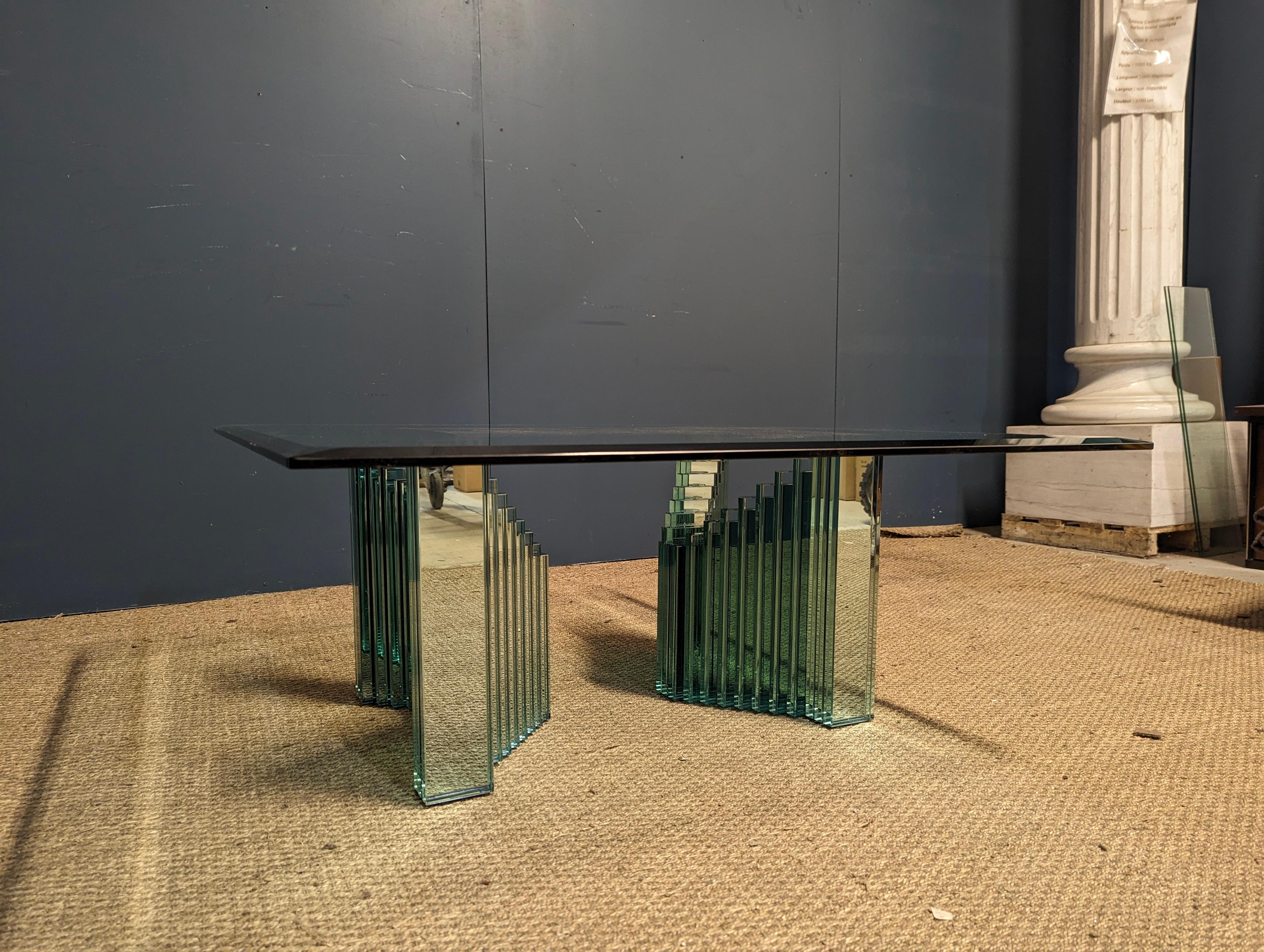 Dieser italienische Couchtisch aus der Mitte des 20. Jahrhunderts von Luigi Massoni verkörpert die raffinierte Schlichtheit des modernen Designs der Jahrhundertmitte. Mit seiner klaren Glasplatte schafft er ein Gefühl von Offenheit und Licht,