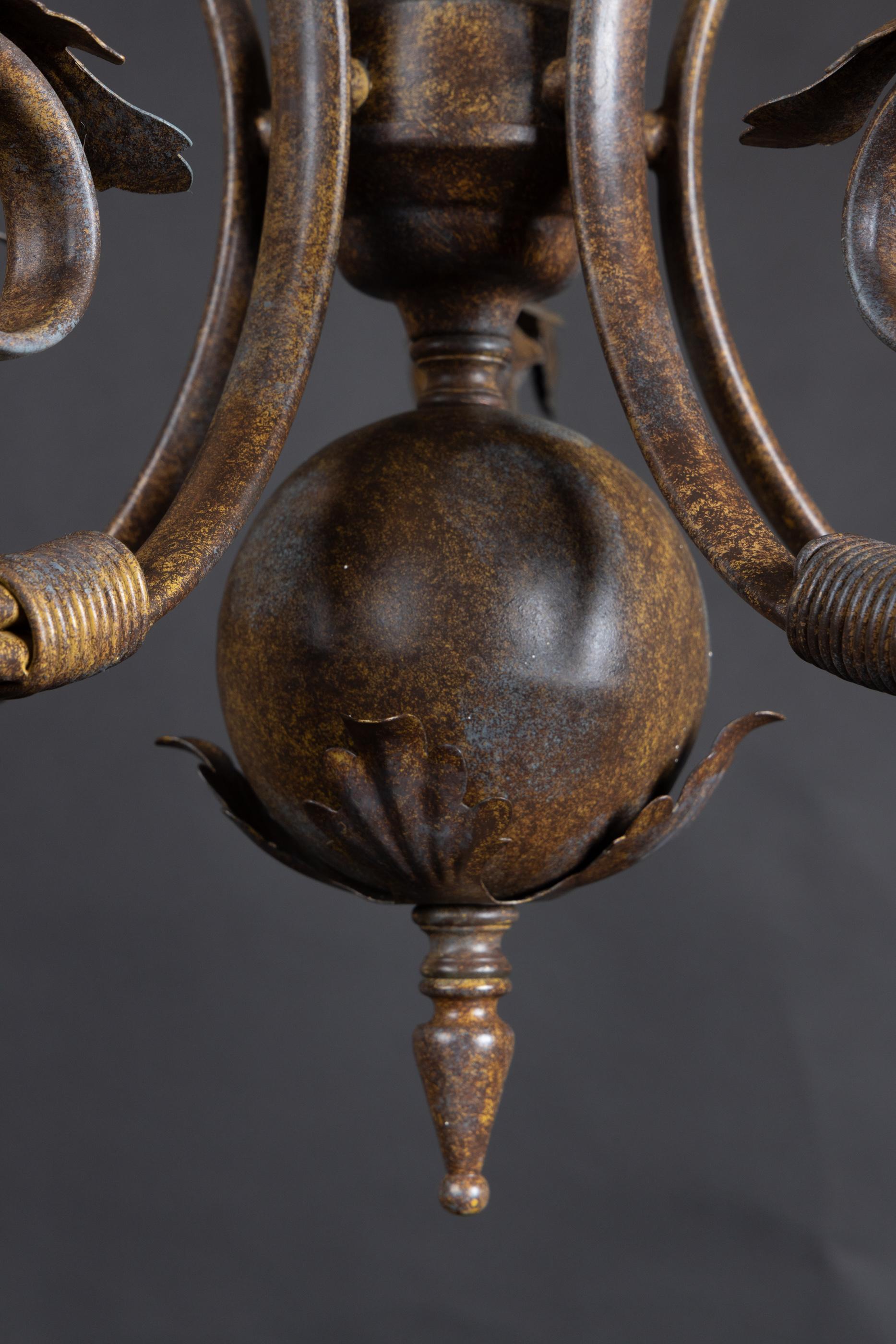 Italian 20th Century Iron and Tole Chandelier In Good Condition For Sale In New Orleans, LA