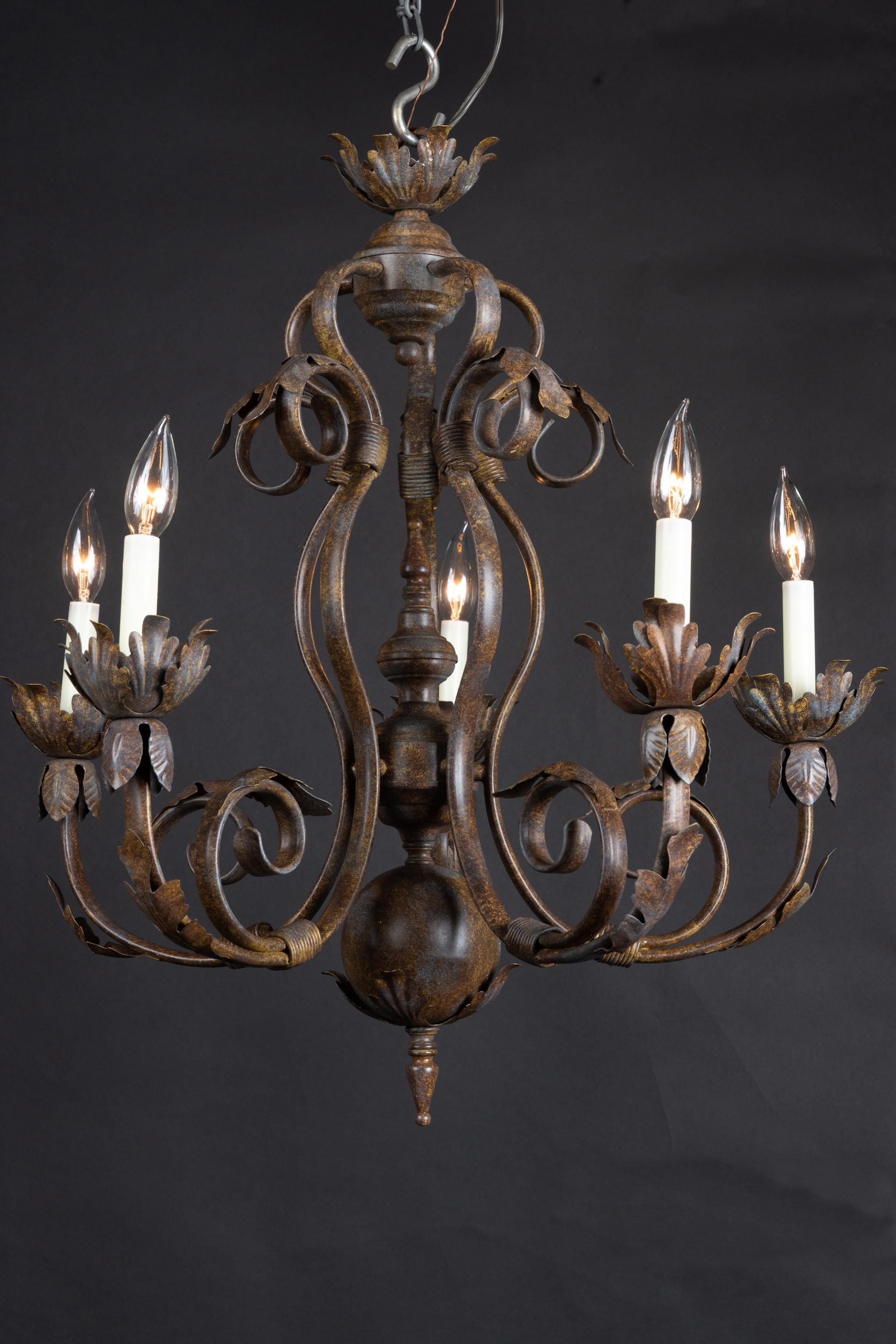 Italian 20th Century Iron and Tole Chandelier For Sale 4