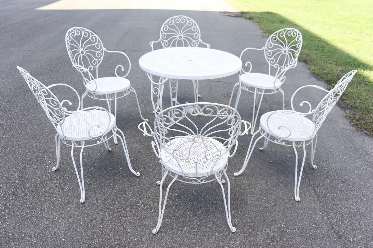 Offriamo questo fantastico set da giardino italiano vintage degli anni '70 circa. Il set è composto da un tavolo rotondo e da 6 poltrone.

Questo set è realizzato in ferro e laccato in bianco, per integrarsi perfettamente con i colori di un
