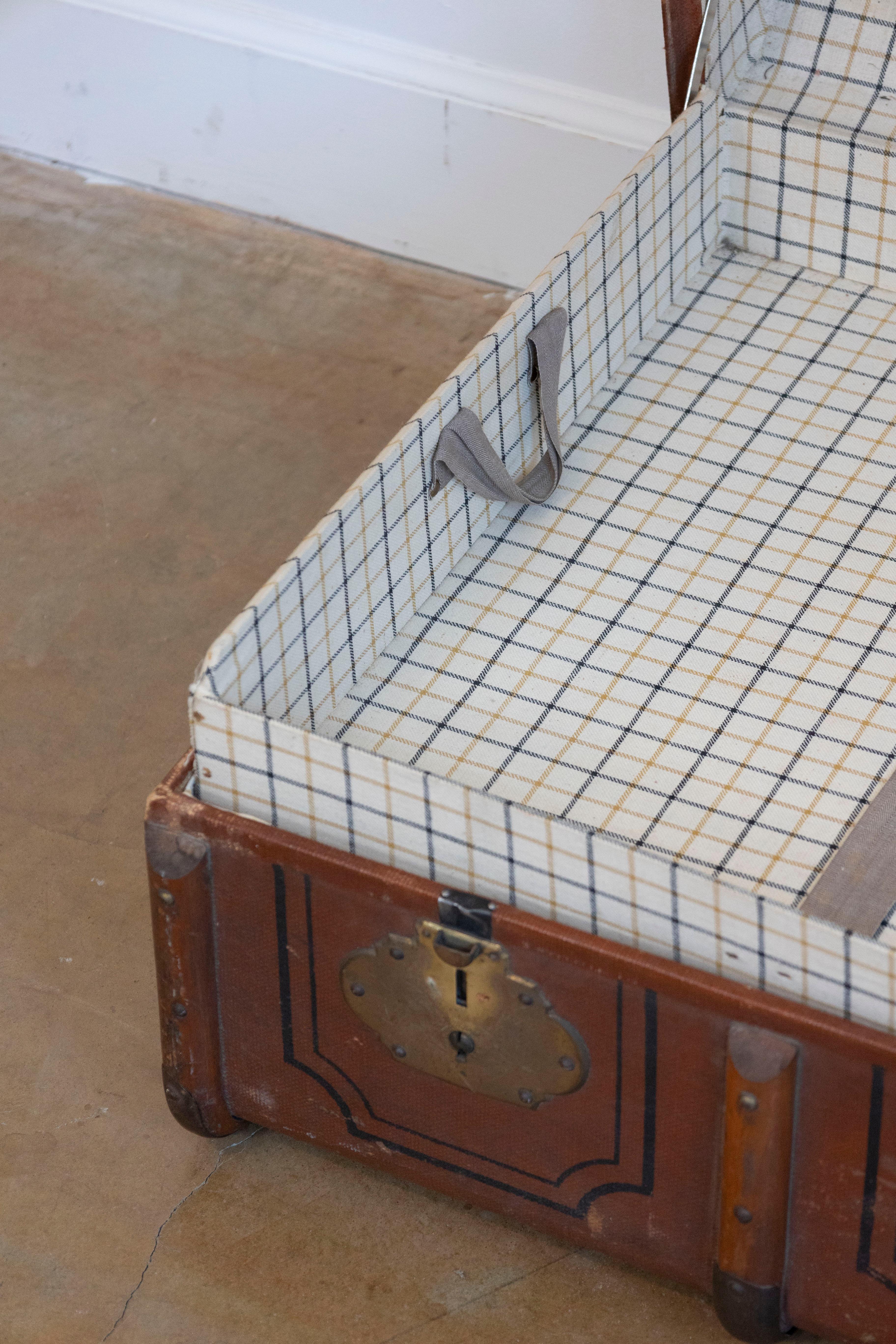 e coffre de voyage italien du 20ème siècle en cuir, bois et laiton avec caractère rustique en vente 7
