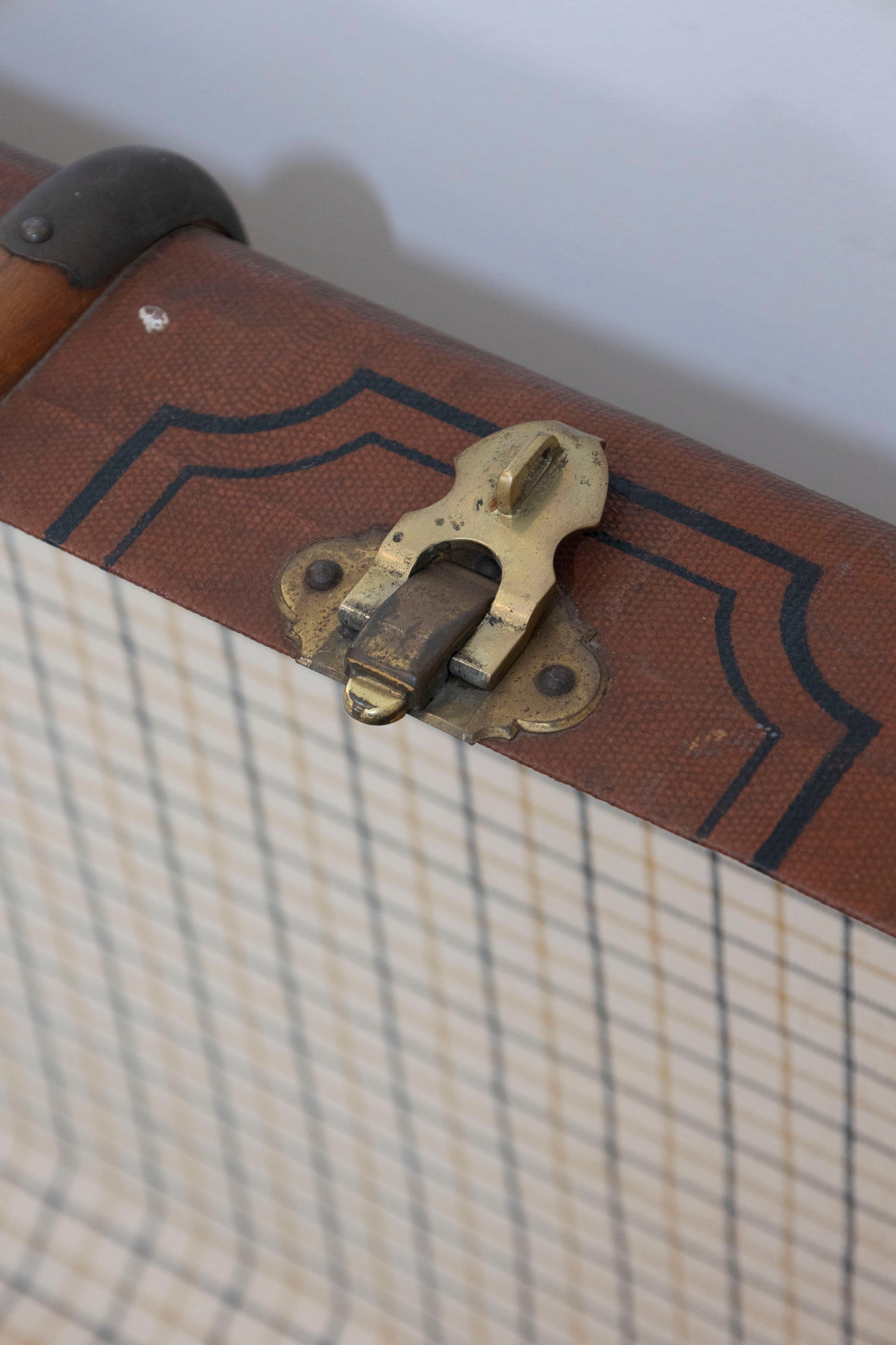 e coffre de voyage italien du 20ème siècle en cuir, bois et laiton avec caractère rustique en vente 8