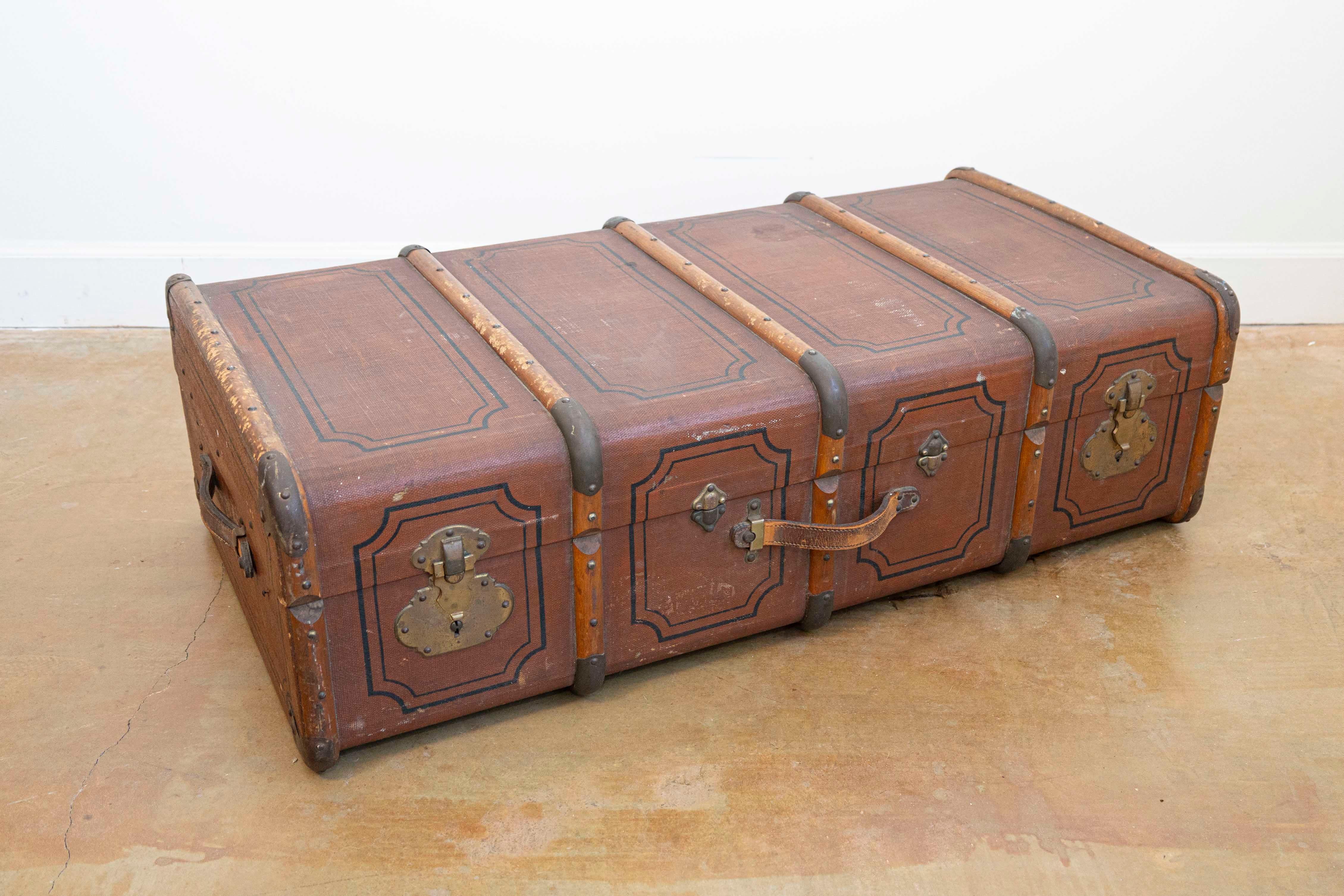 Malle de voyage italienne en cuir et en bois du 20e siècle avec intérieur doublé, compartiment amovible, accents en laiton et grand caractère rustique. Créée en Italie au cours du XXe siècle, cette malle de voyage en cuir et en bois constitue un