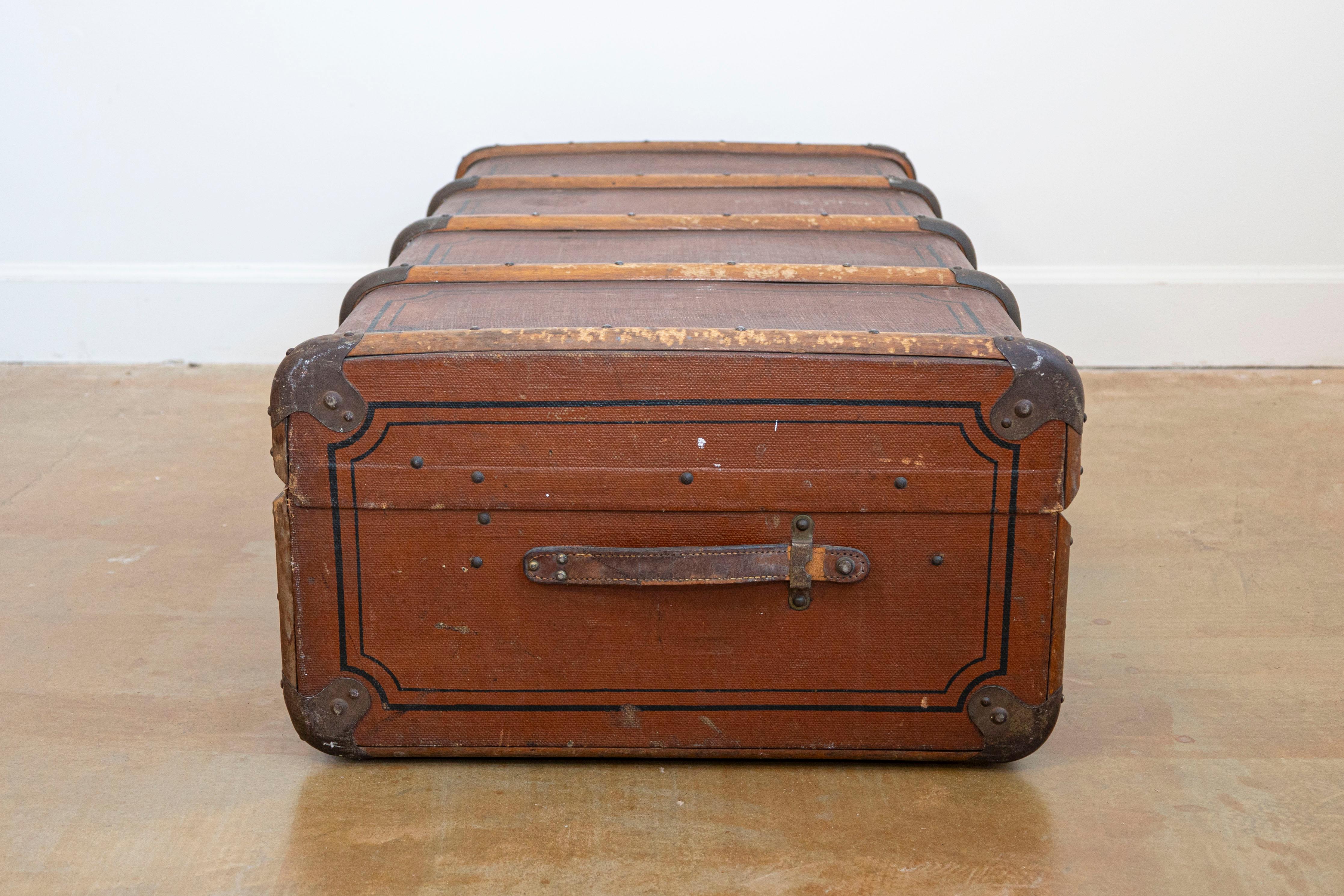 20ième siècle e coffre de voyage italien du 20ème siècle en cuir, bois et laiton avec caractère rustique en vente