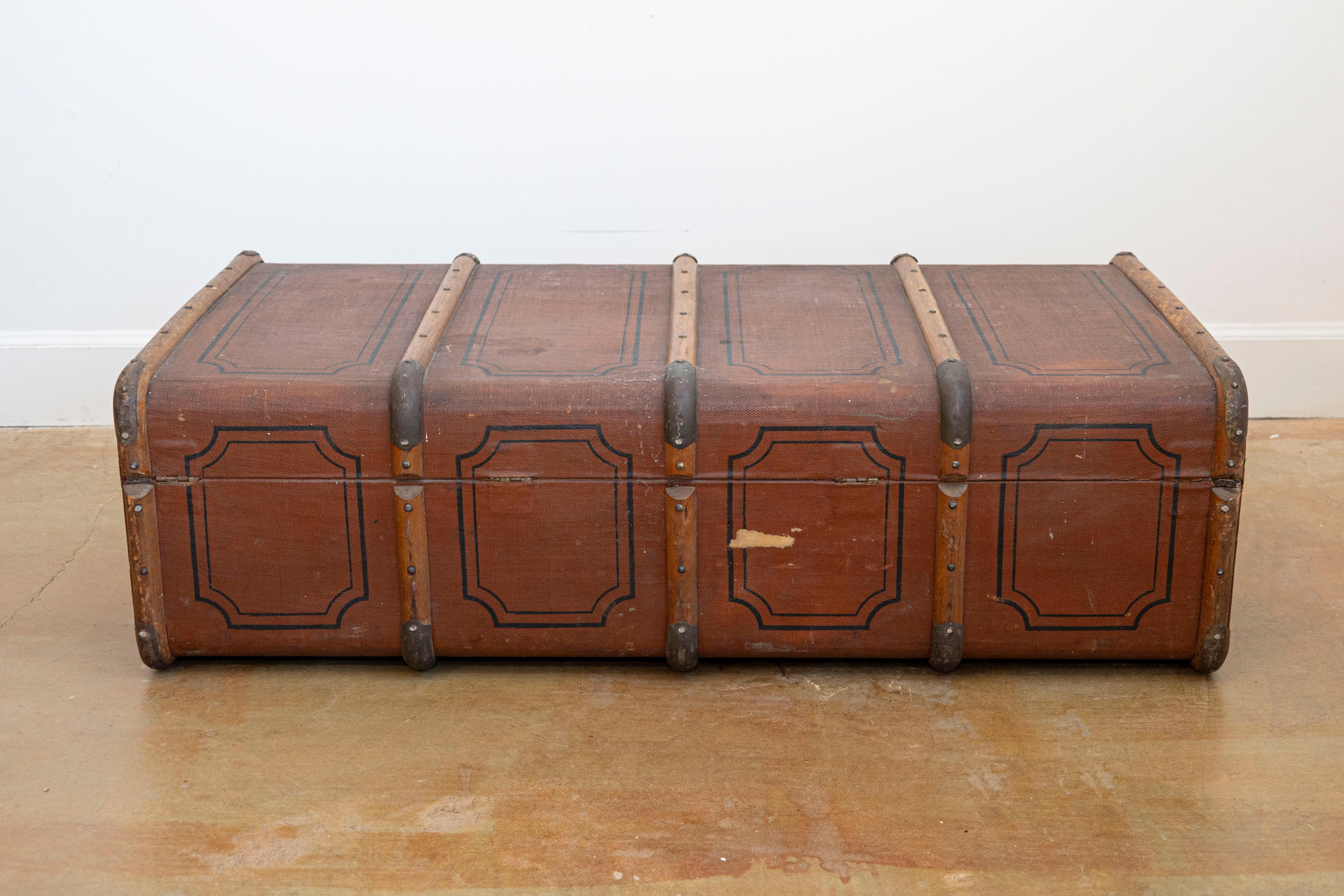 Laiton e coffre de voyage italien du 20ème siècle en cuir, bois et laiton avec caractère rustique en vente