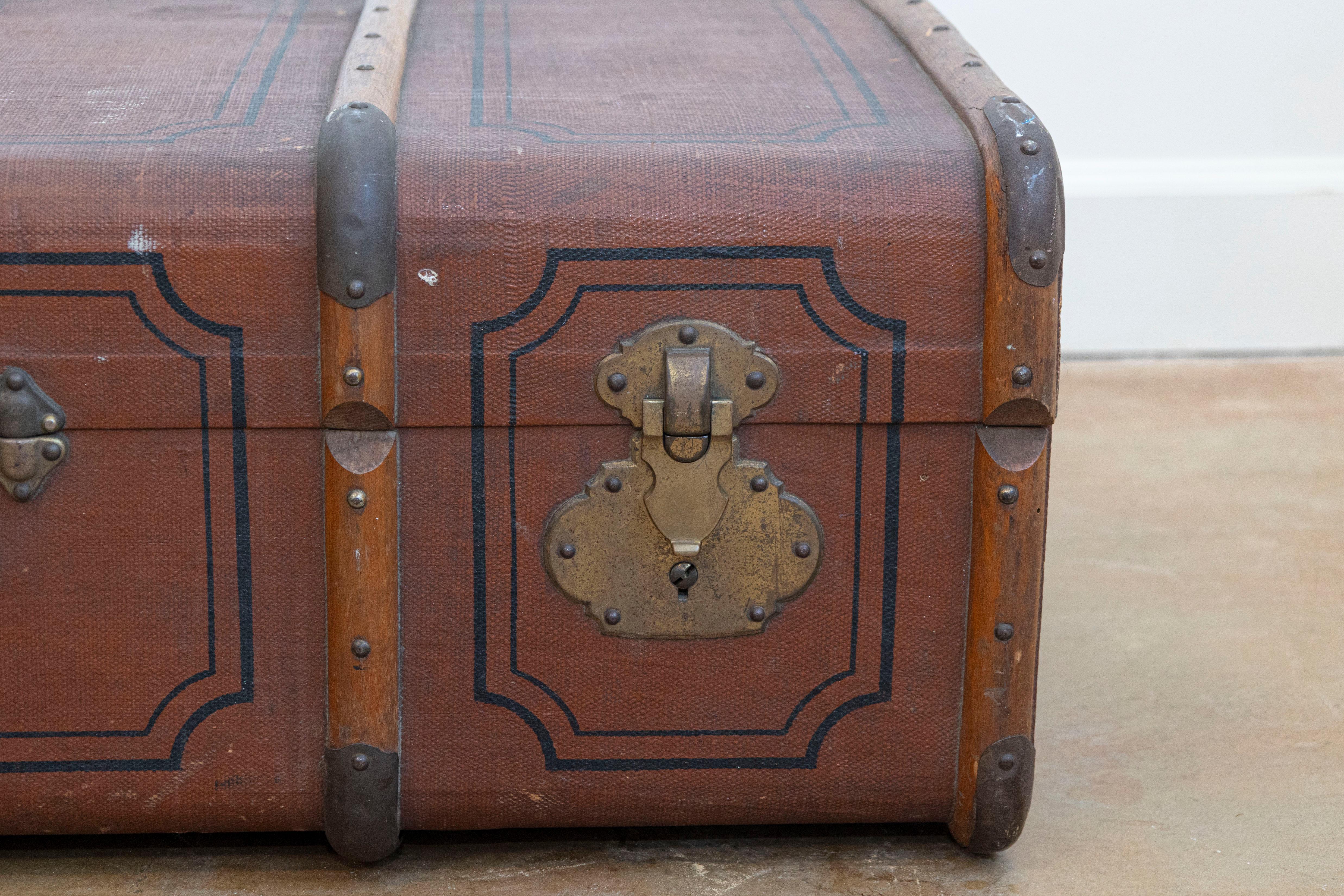 e coffre de voyage italien du 20ème siècle en cuir, bois et laiton avec caractère rustique en vente 2