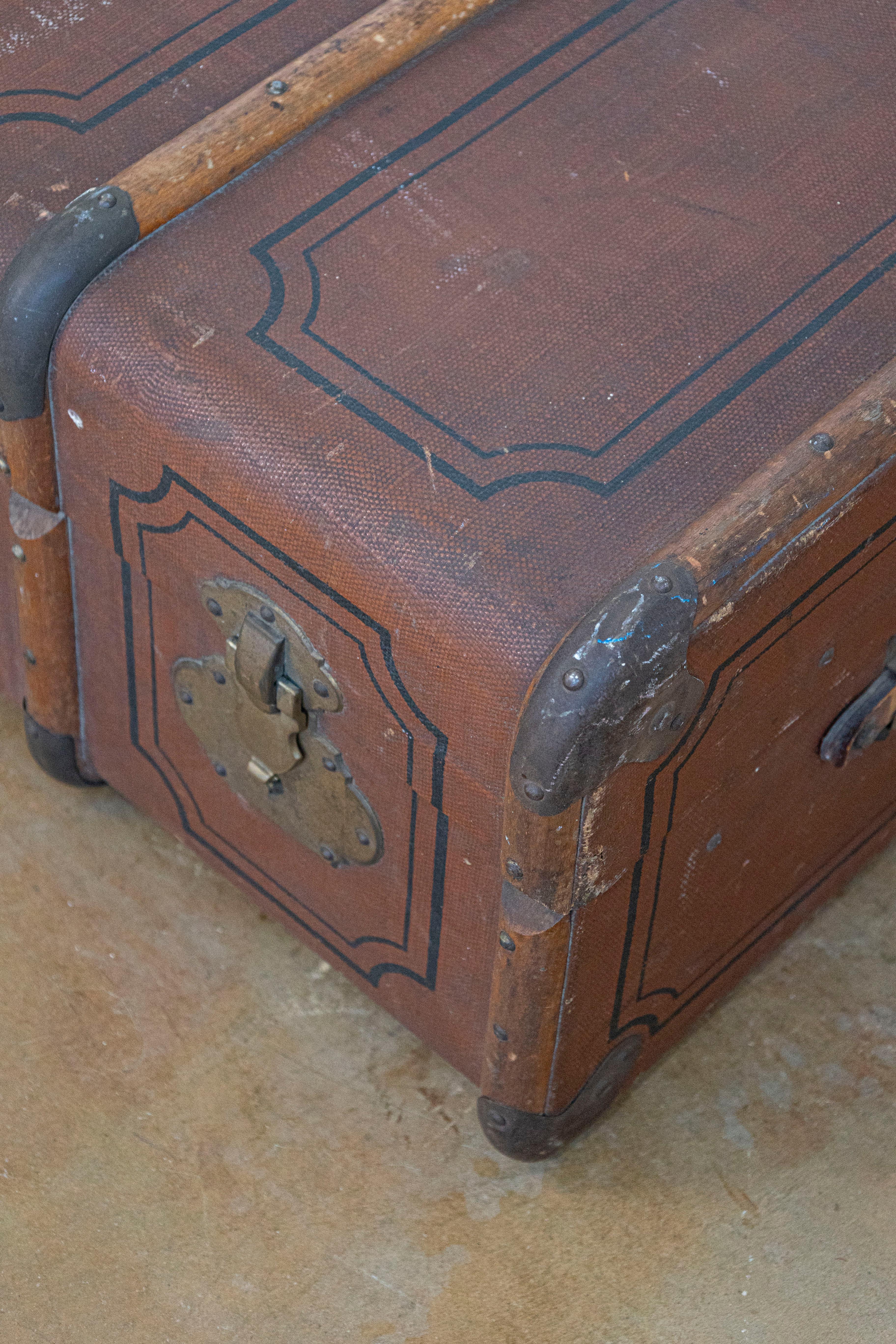 e coffre de voyage italien du 20ème siècle en cuir, bois et laiton avec caractère rustique en vente 3