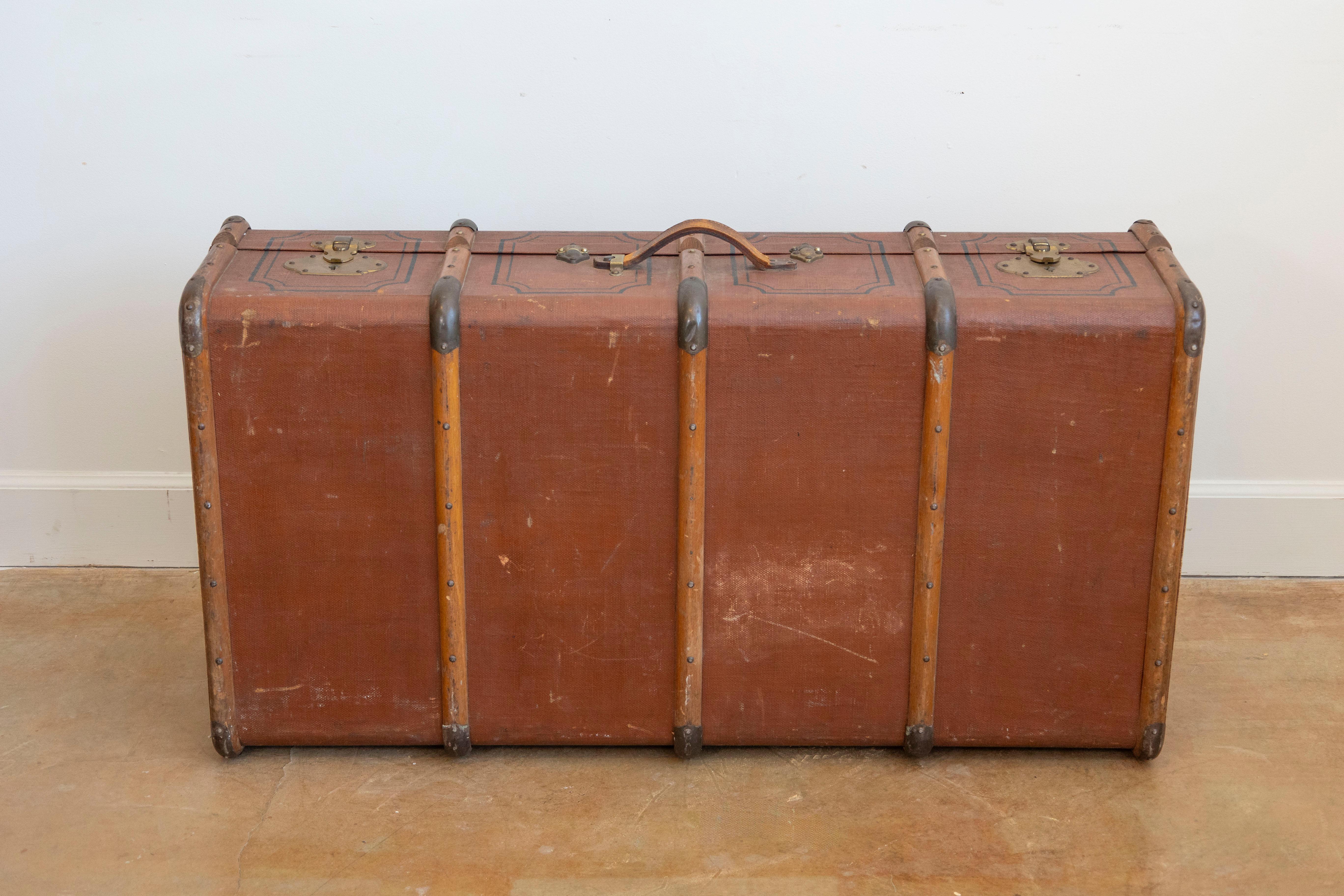 e coffre de voyage italien du 20ème siècle en cuir, bois et laiton avec caractère rustique en vente 4