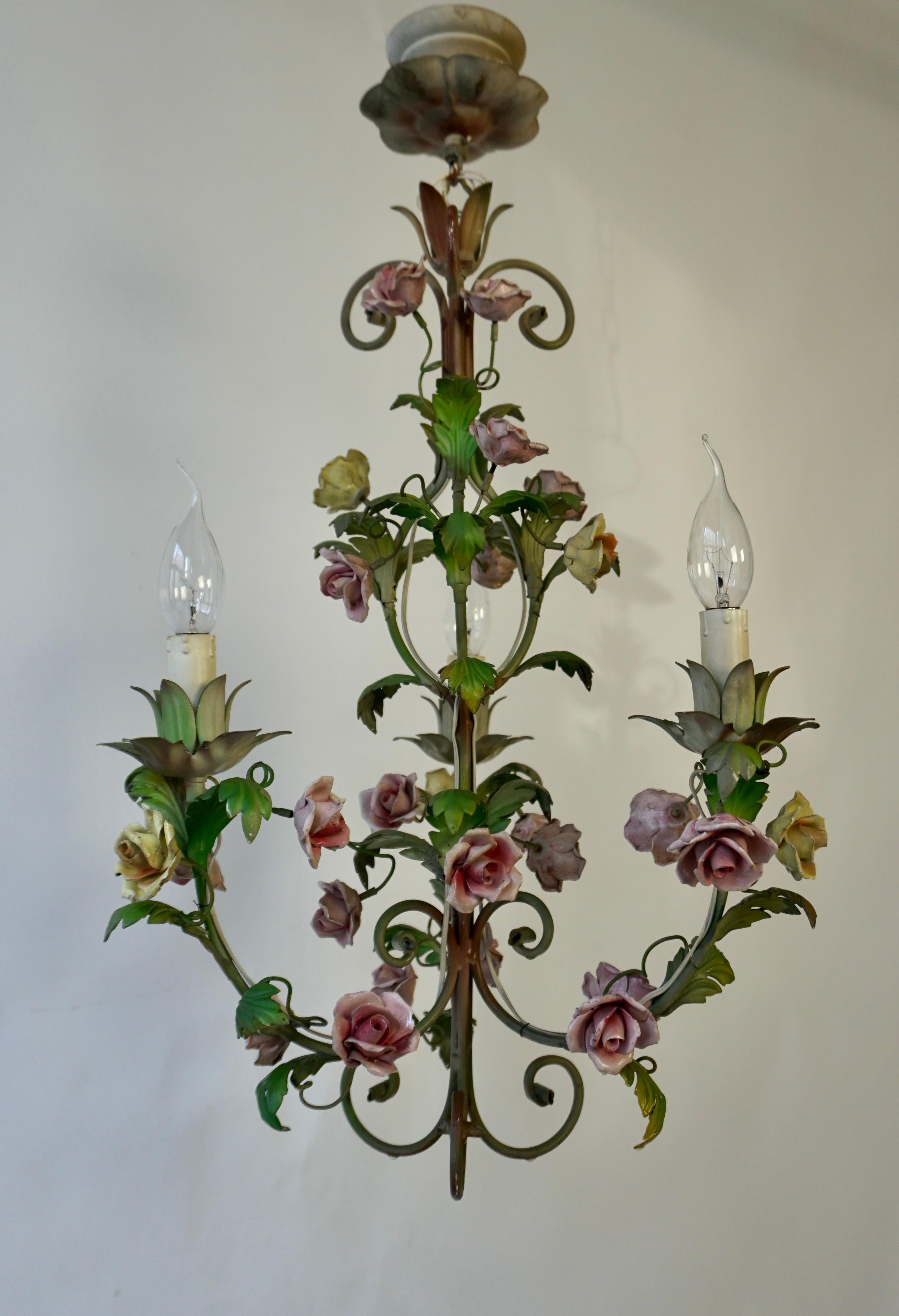Italian 20th Century Louis XVI St. Tole & Saxe Porcelain Three Light Chandelier In Good Condition For Sale In Antwerp, BE