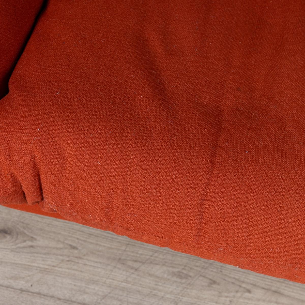 Italian 20th Century Maralunga Sofa In Original Red Fabric By Vico Magistretti For Sale 10
