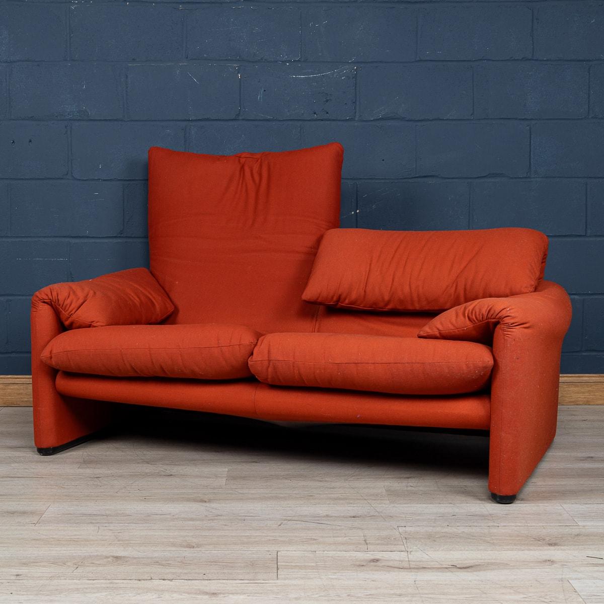 Italienisches Maralunga-Sofa des 20. Jahrhunderts aus rotem Original-Stoff von Vico Magistretti im Zustand „Gut“ im Angebot in Royal Tunbridge Wells, Kent