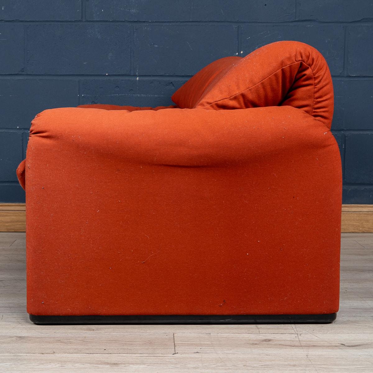 Italienisches Maralunga-Sofa des 20. Jahrhunderts aus rotem Original-Stoff von Vico Magistretti (Ende des 20. Jahrhunderts) im Angebot