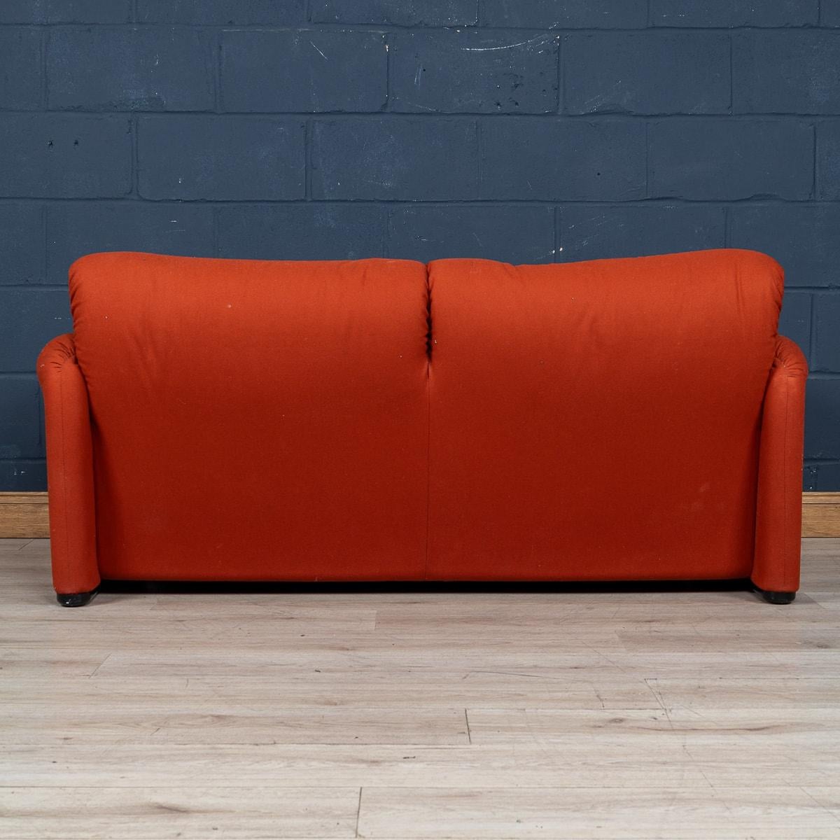 Italienisches Maralunga-Sofa des 20. Jahrhunderts aus rotem Original-Stoff von Vico Magistretti im Angebot 1