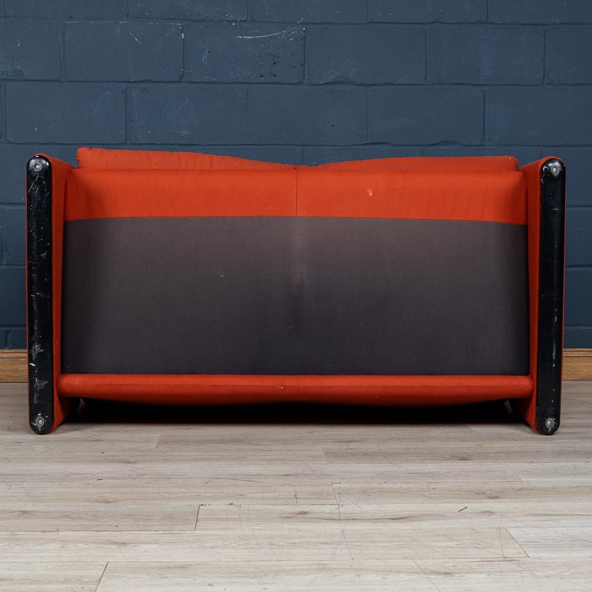 Italienisches Maralunga-Sofa des 20. Jahrhunderts aus rotem Original-Stoff von Vico Magistretti im Angebot 3