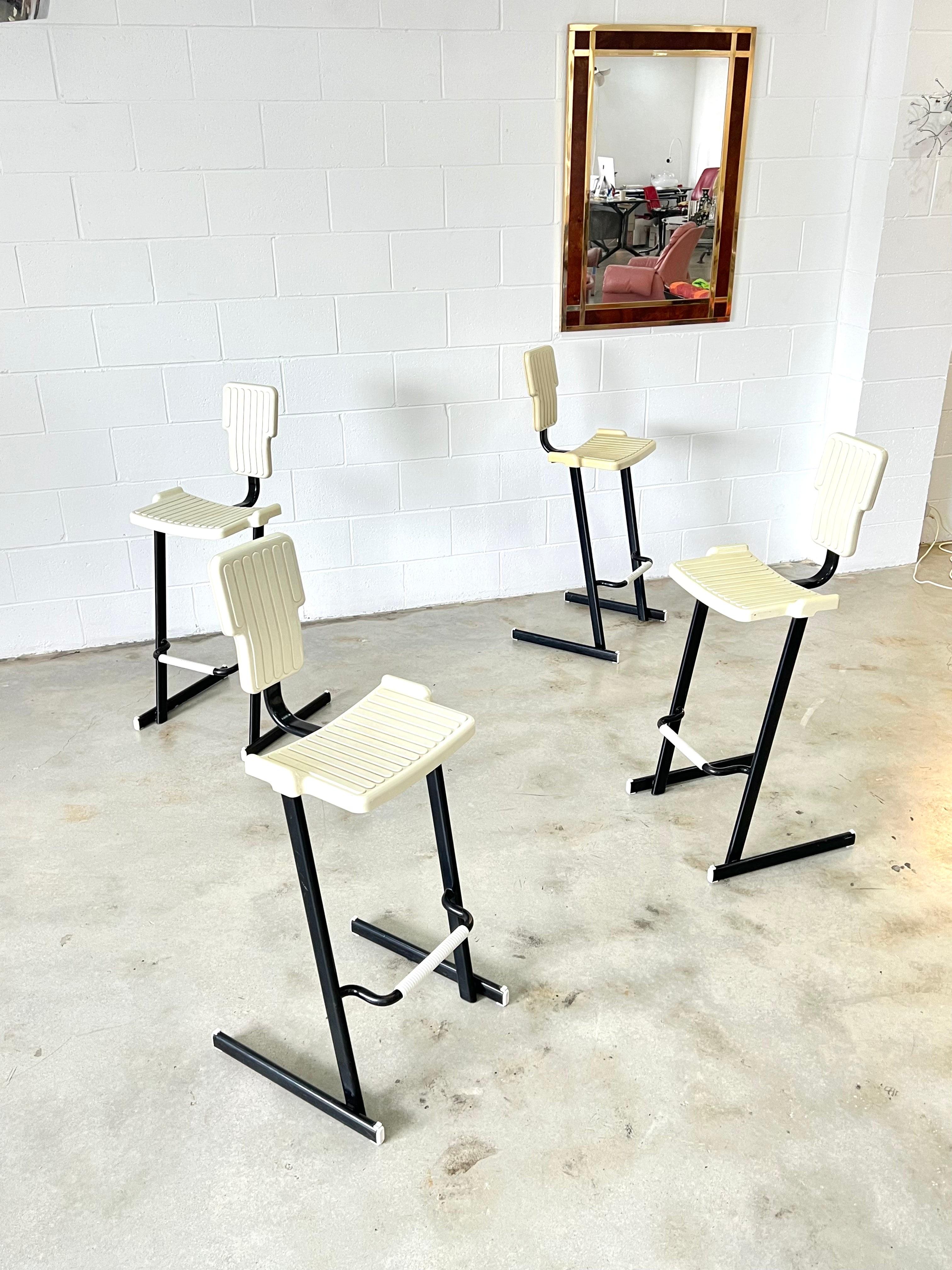 Cet ensemble de quatre tabourets a été conçu par Andries et Hiroko Van Onck pour Magis, mêlant un style unique issu du mouvement moderniste du XXe siècle. Les tabourets sont dotés d'une structure en métal et d'une assise en plastique, ce qui en fait