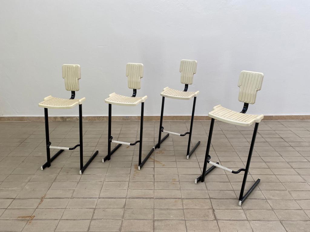Italian 20th century modernist Magis Condor Andries and Hiroko Van Onck bar stools bar set of four 
Metal frame and plastic seats.
     
