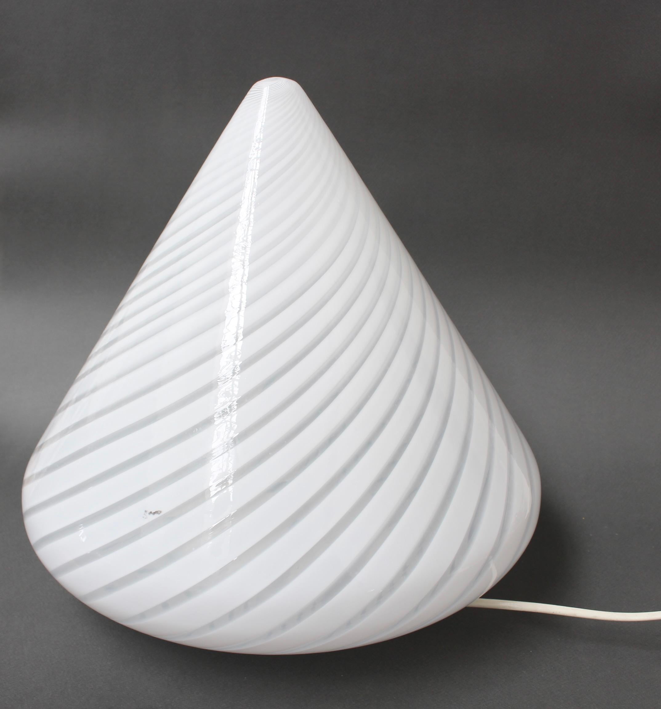Lampada a cono in vetro di Murano del XX secolo (circa anni '80). Il design italiano nel settore degli articoli per la casa non teme confronti. Scoperta a Napoli, in Italia, questa lampada da tavolo, con il suo motivo a vortice sul vetro a cono, è