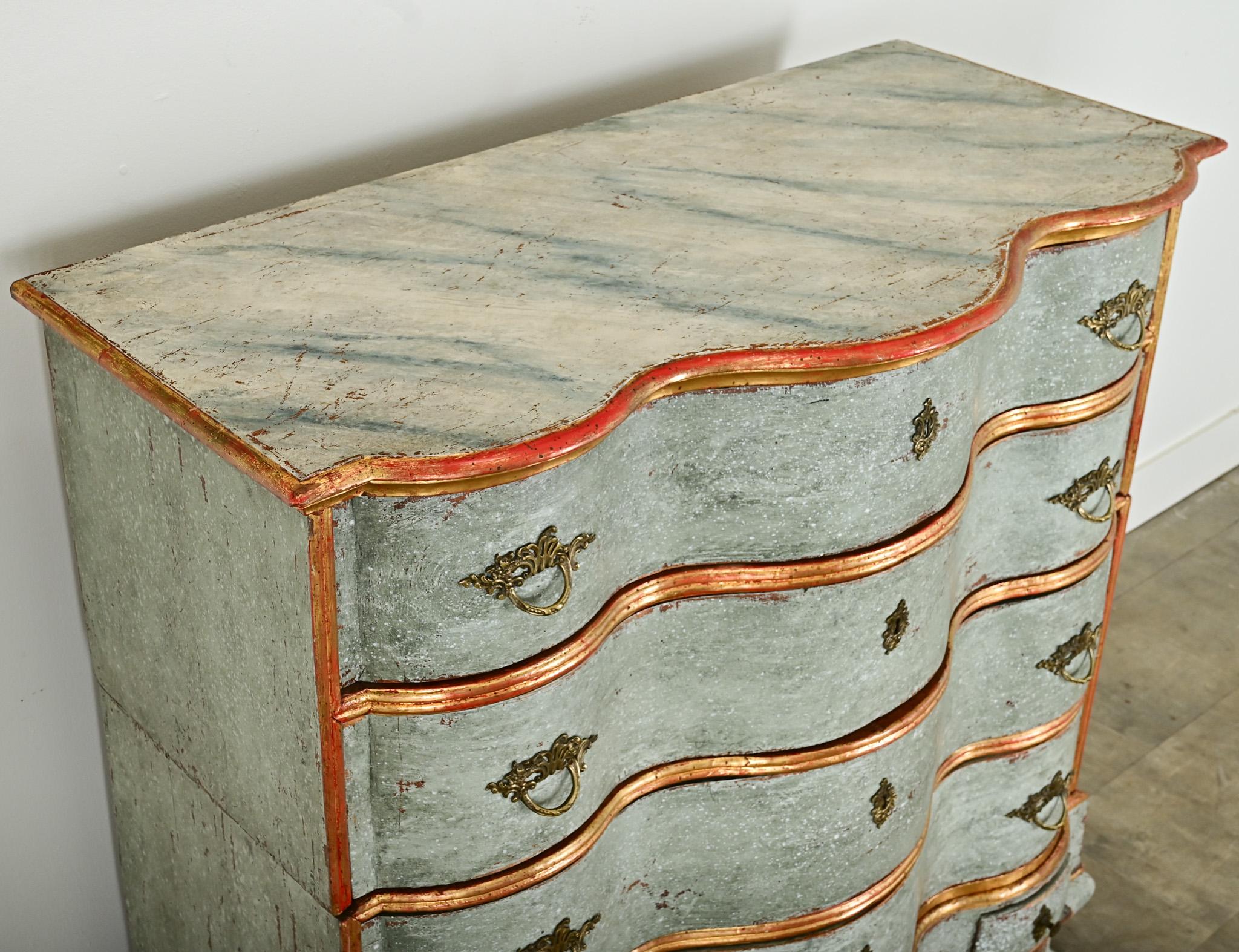 Arqueta italiana del siglo XX pintada y dorada Tallado a mano en venta