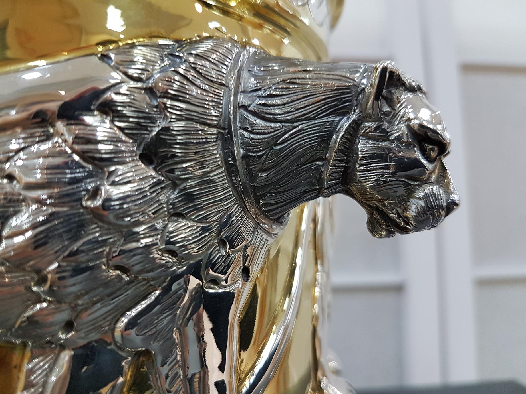 Italian 20th century partially gilded sterling silver ice bucket with lions.
Possibility to use it as a flowerpot centerpiece during dinners or elegant lunches



 