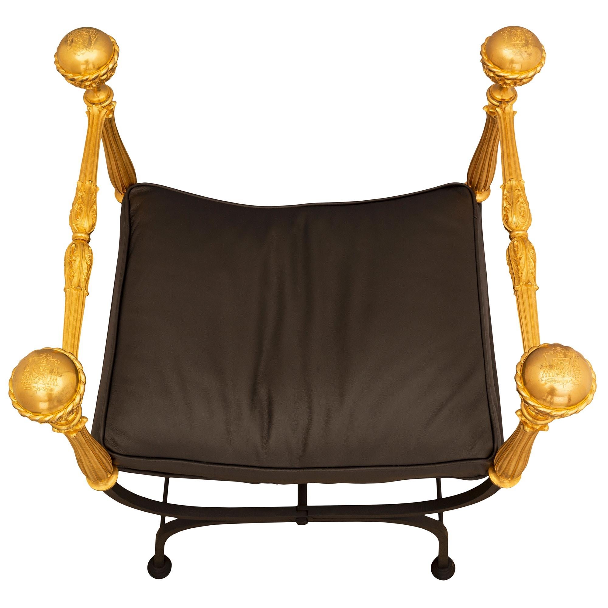 Banc Savanarola en fer forgé et bronze doré de style Renaissance italienne du 20ème siècle en vente 6