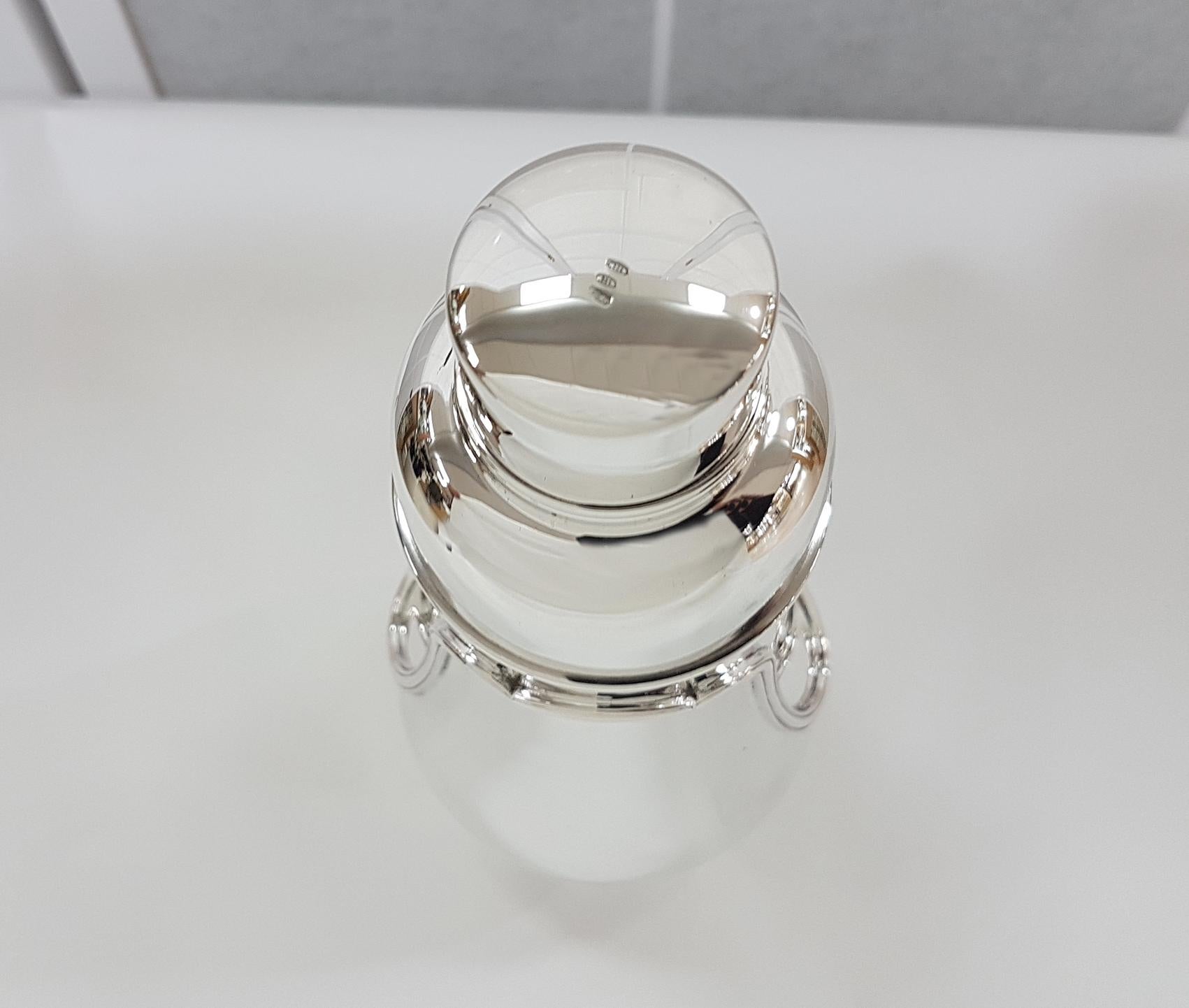 Solid silver shaker.
Round base and a silver border is applied by welding to the body of the object to delineate the Italian style 