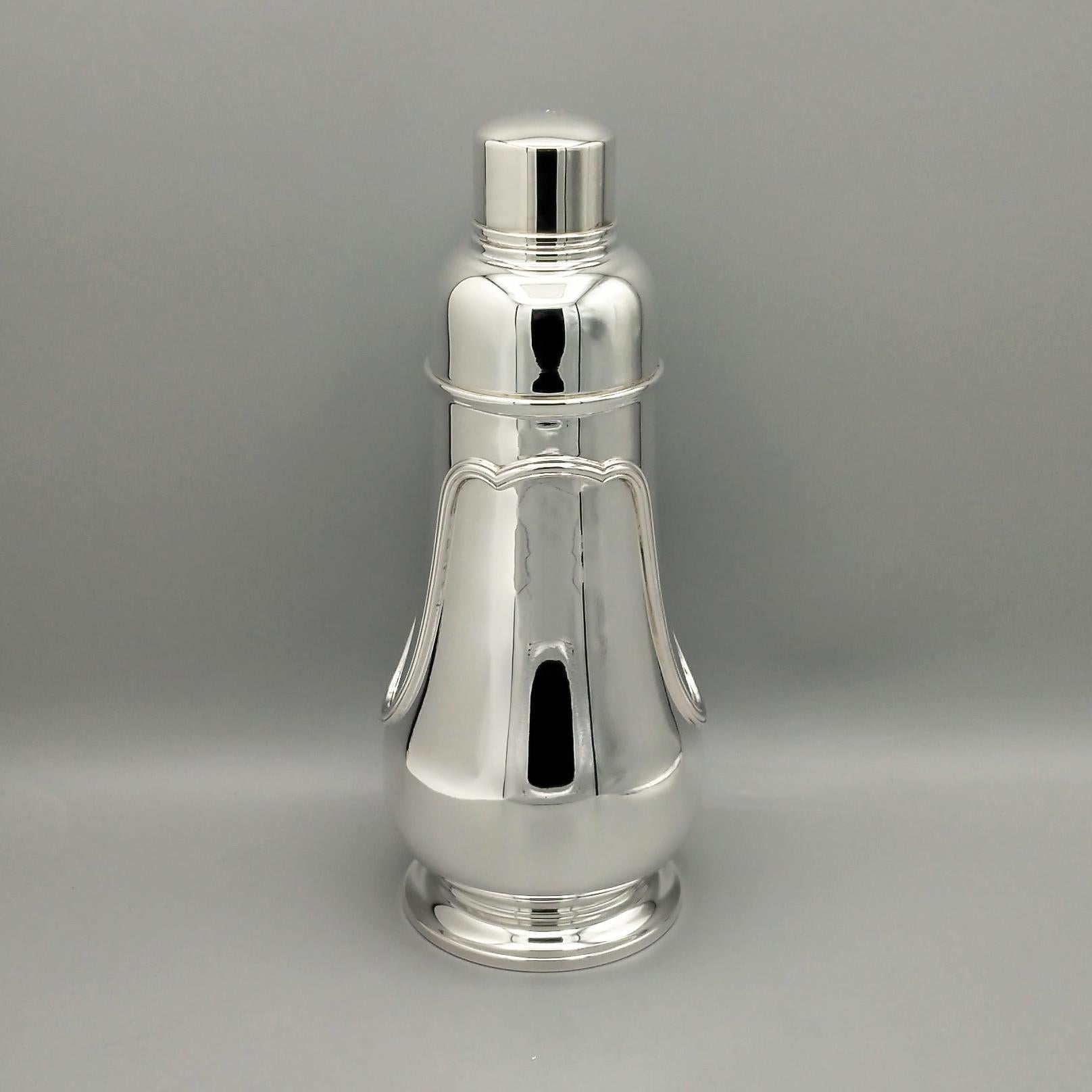 Agitador de plata maciza.
Base redonda y borde plateado aplicado mediante soldadura al cuerpo del objeto para delinear el estilo italiano 