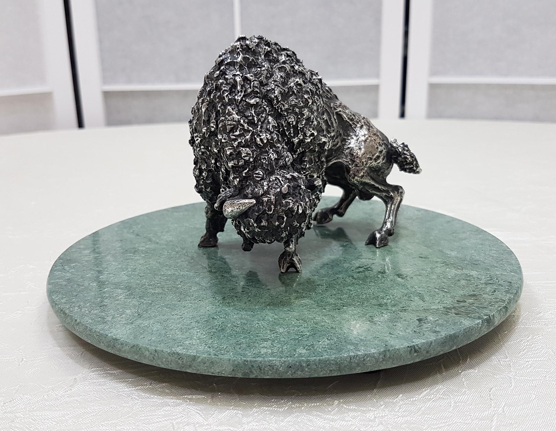 Bisonte de plata maciza fabricado en Arezzo, Italia, en los años 50 del siglo pasado por L'etruria Oro di Garzi Marcello.
La escultura se realizó en 