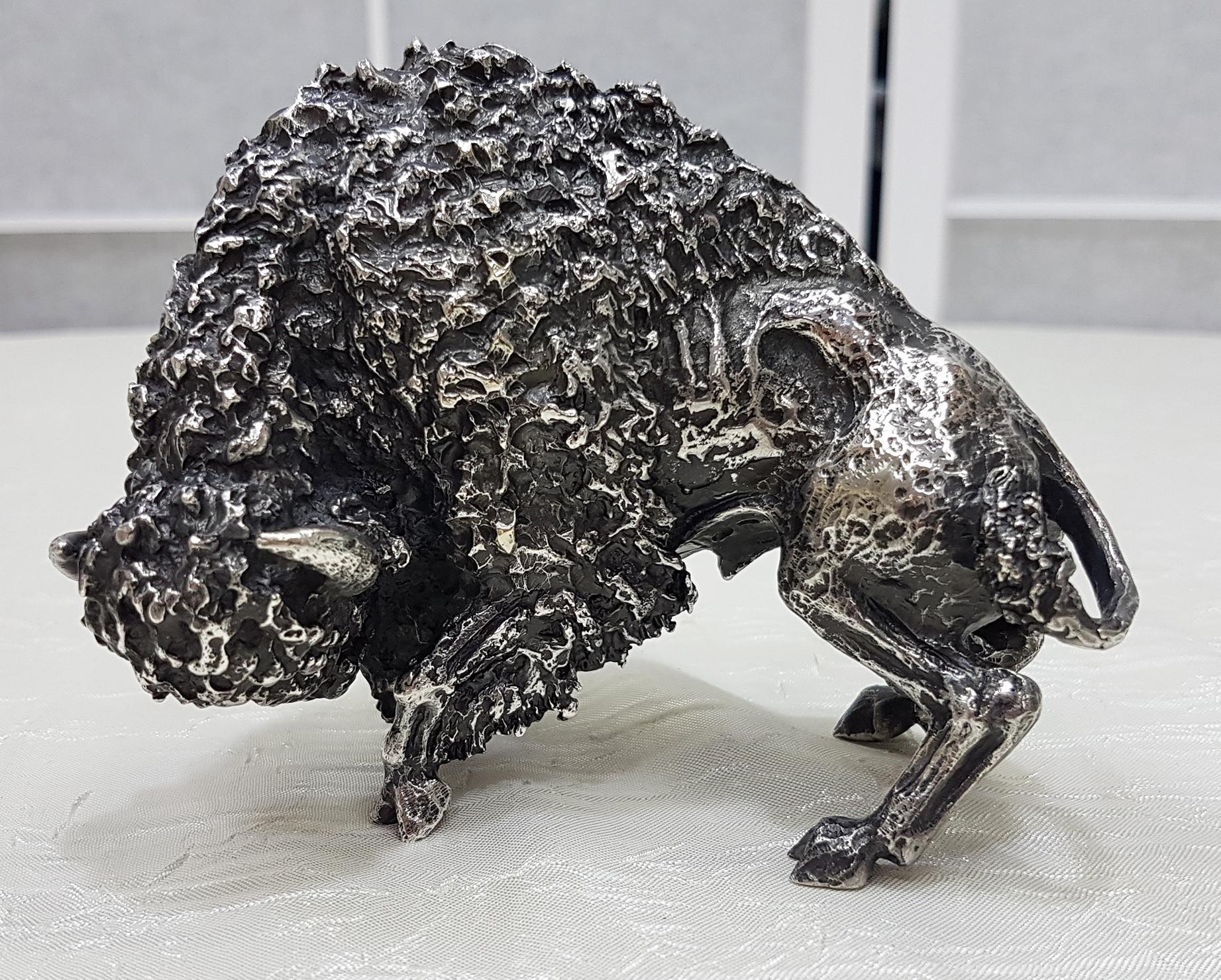 Italian 20th Century Solid Silver rare Bison Sculpture on Marble Removable Base In Excellent Condition For Sale In VALENZA, IT