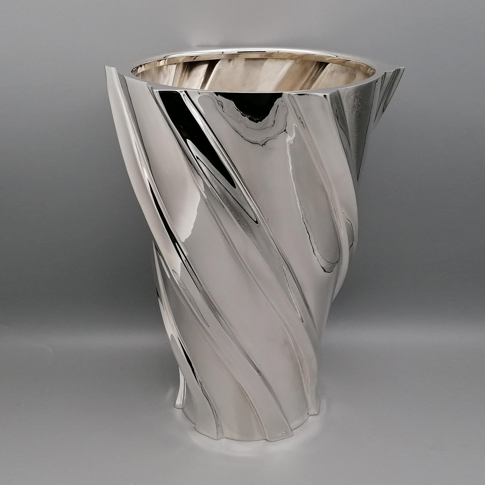 Vase en argent sterling, entièrement réalisé à la main à partir d'une feuille d'argent.
La forme du corps est conique.
La base, façonnée, mesure cm. 12.5 (4.92 in.) et s'étend jusqu'au sommet de la 