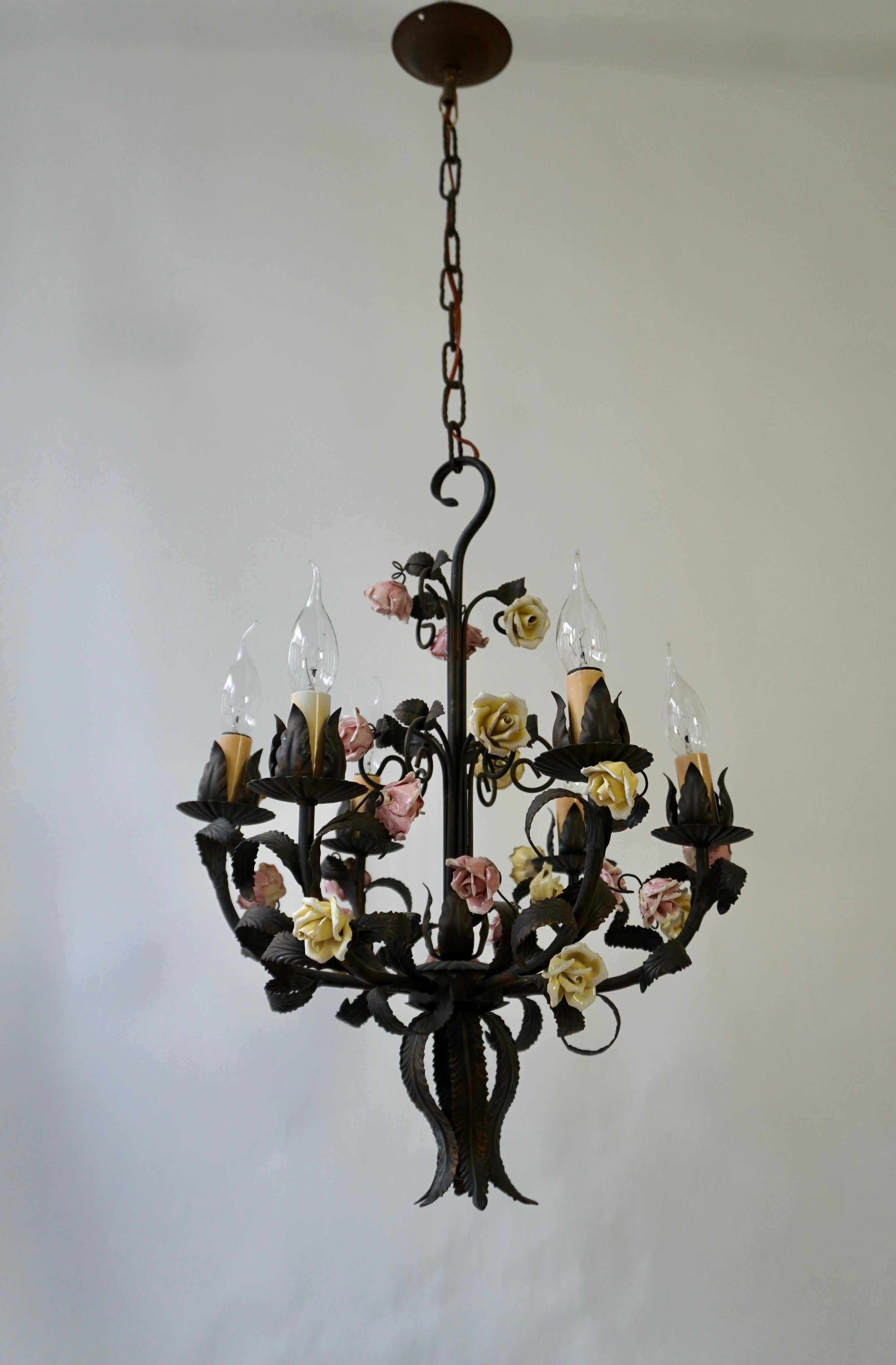 A beautiful Italian 20th century tole and porcelain flowers six light chandelier.

The light requires six single E14 screw fit lightbulbs (60Watt max.) LED compatible.
