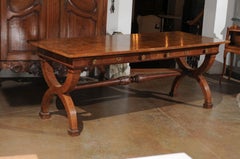 Table de bureau italienne du 20ème siècle en noyer avec deux tiroirs et base en forme de X